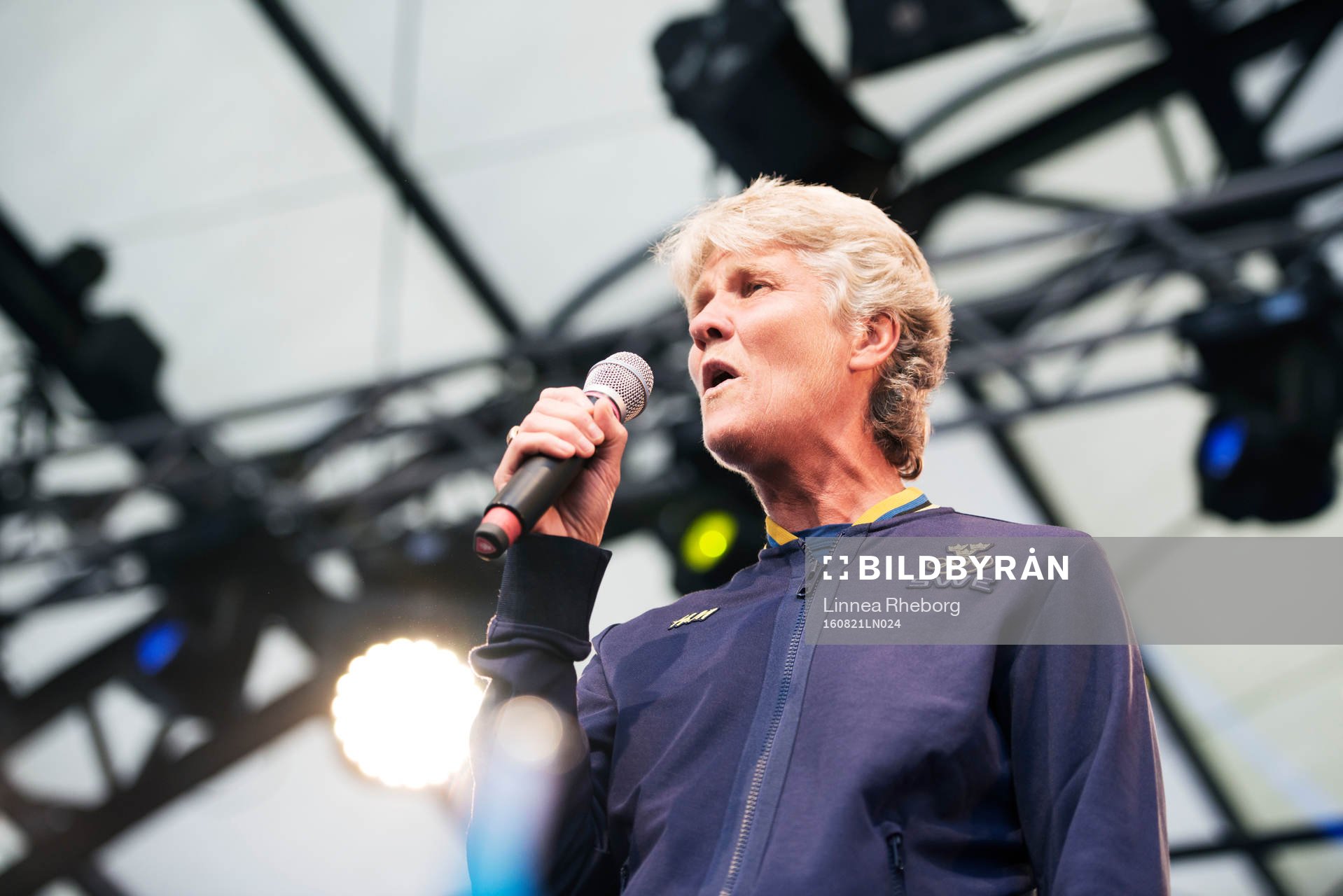 Förbundskapten Pia Sundhage sjunger när de svenska OS-medaljörerna firas i Kungsträdgården den 21 augusti 2016 i Stockholm. 
