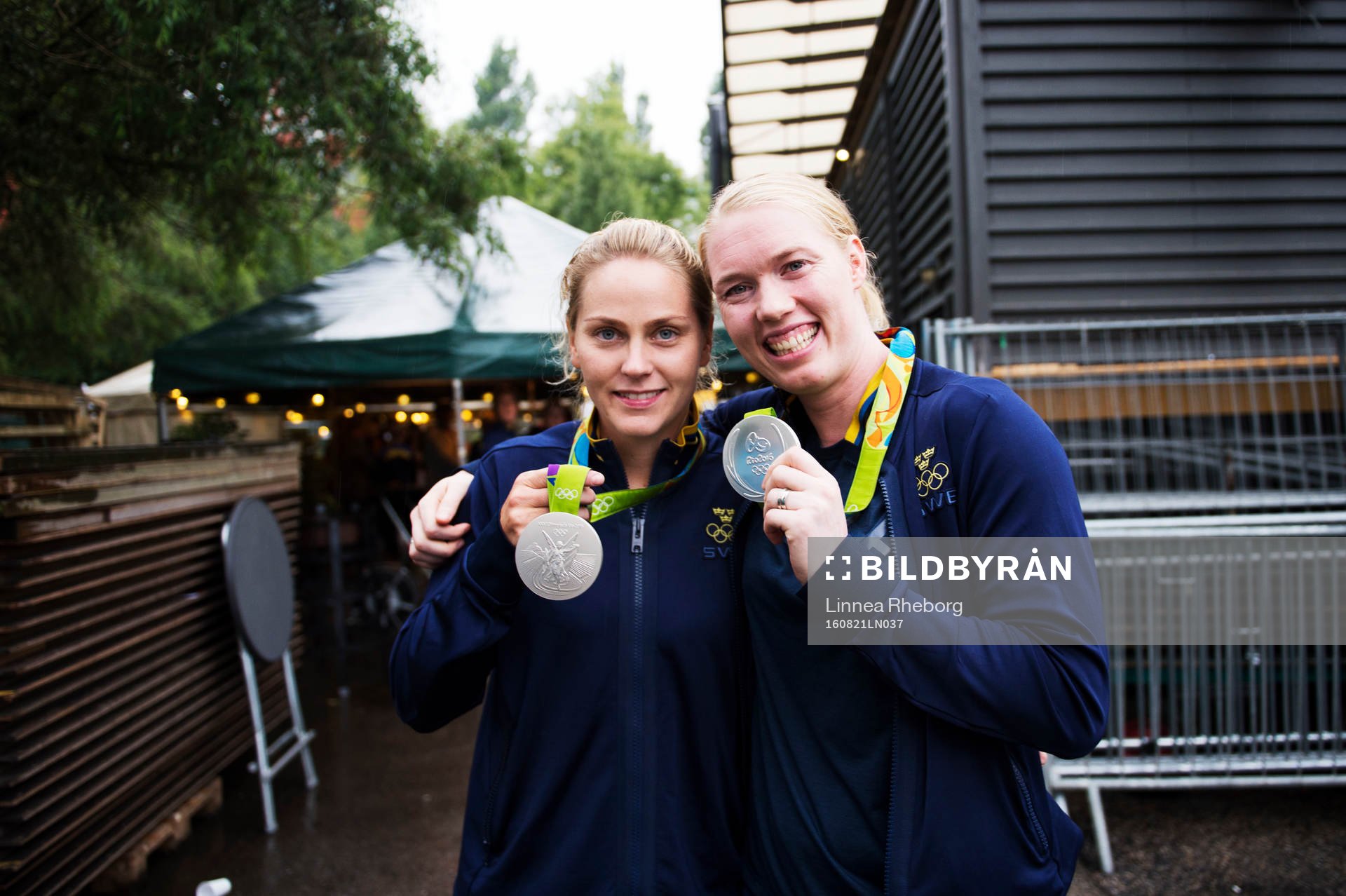 Lisa Dahlkvist och Hedvig Lindahl visar upp sina