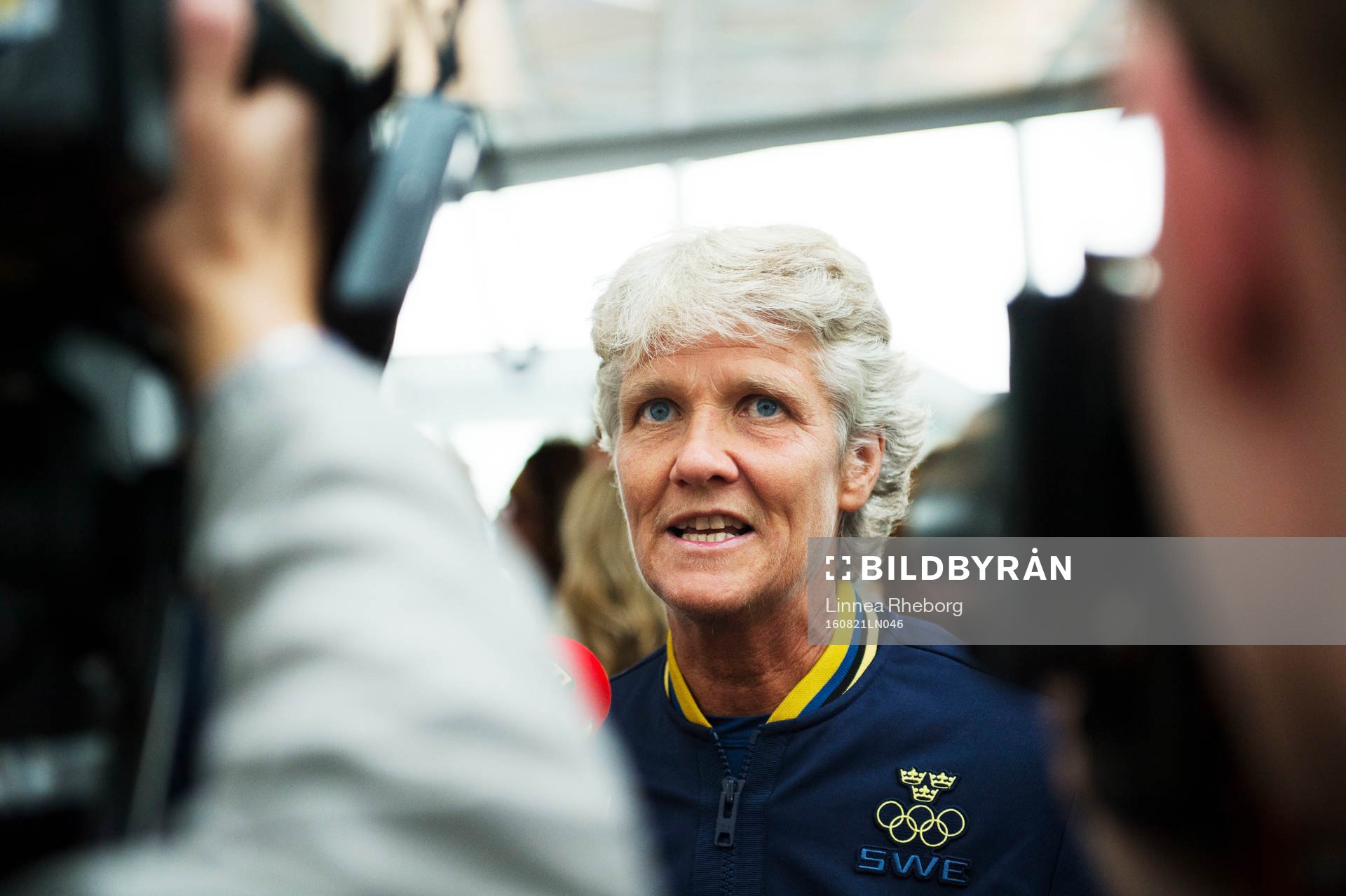 Förbundskapten Pia Sundhage pratar med media när de
