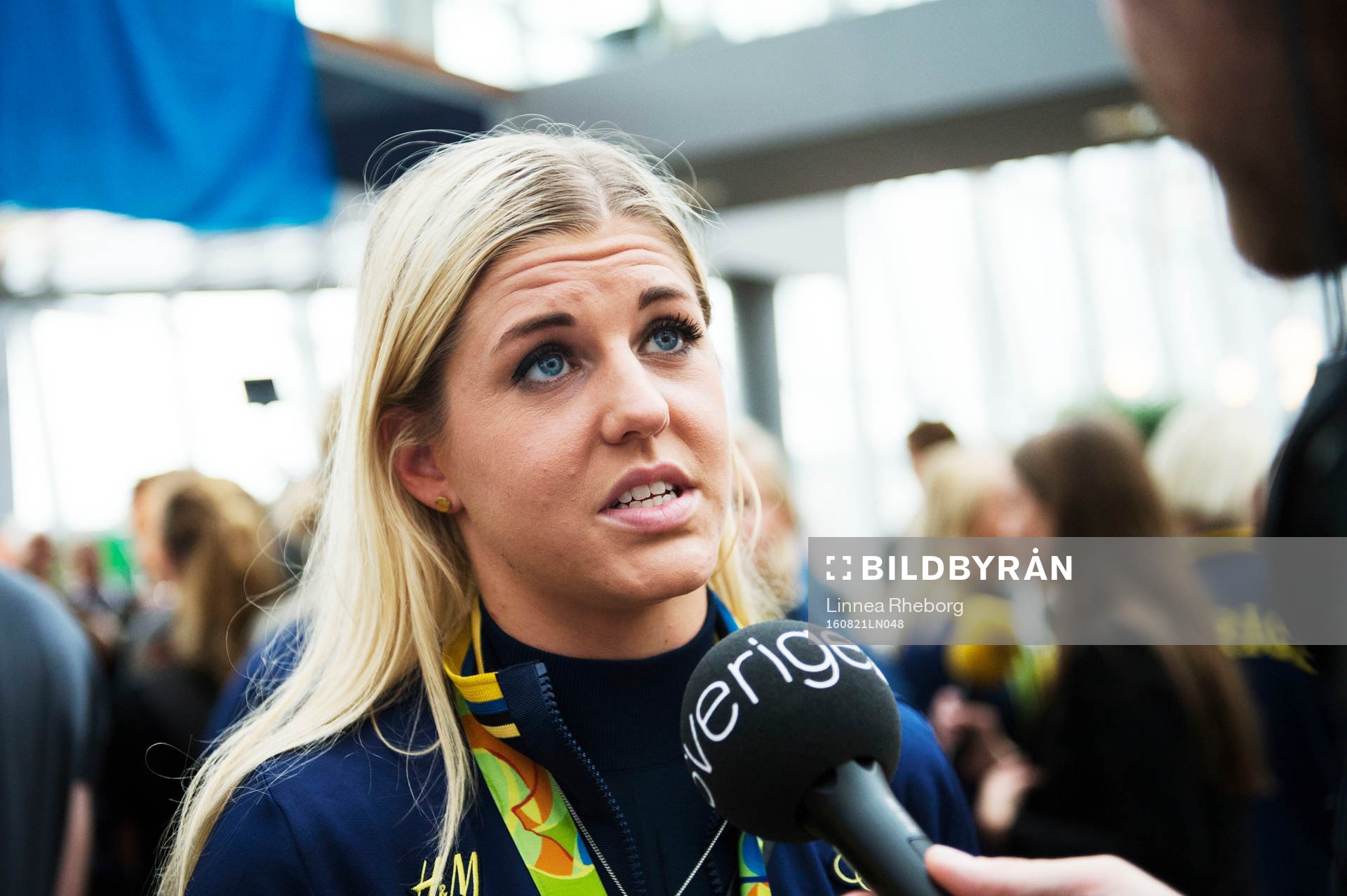 Olivia Schough pratar med media när de svenska OS-medaljörerna anländer till Arlanda den 21 augusti 2016 i Stockholm. 
