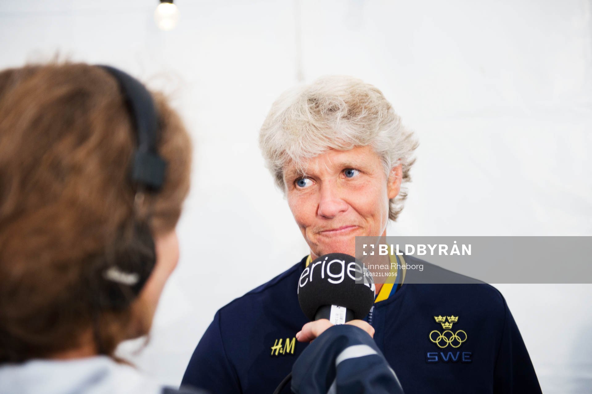 Förbundskapten Pia Sundhage pratar med Sveriges Radio när