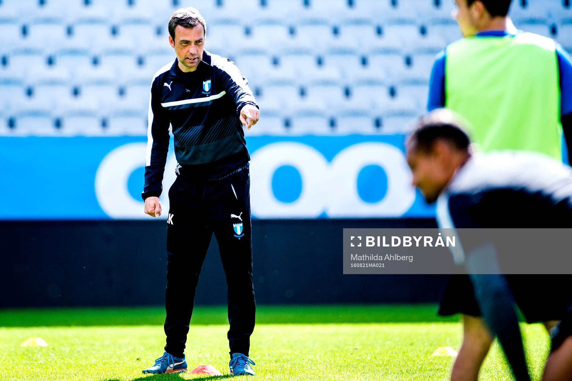 Malmö FFs tränare Allan Kuhn instruerar spelarna  under en fotbollsträning med Malmö FF den 21 augusti 2016 i Malmö.