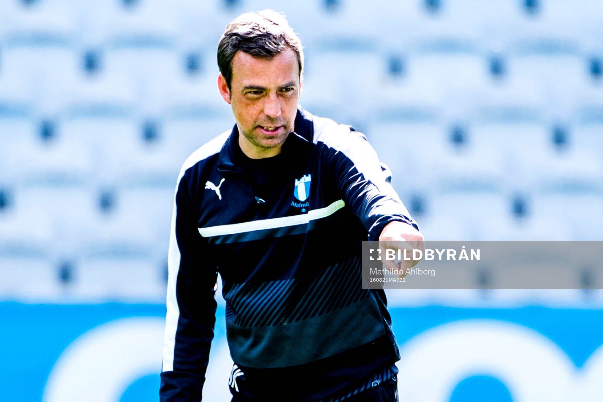 Malmö FFs tränare Allan Kuhn instruerar spelarna  under en fotbollsträning med Malmö FF den 21 augusti 2016 i Malmö.