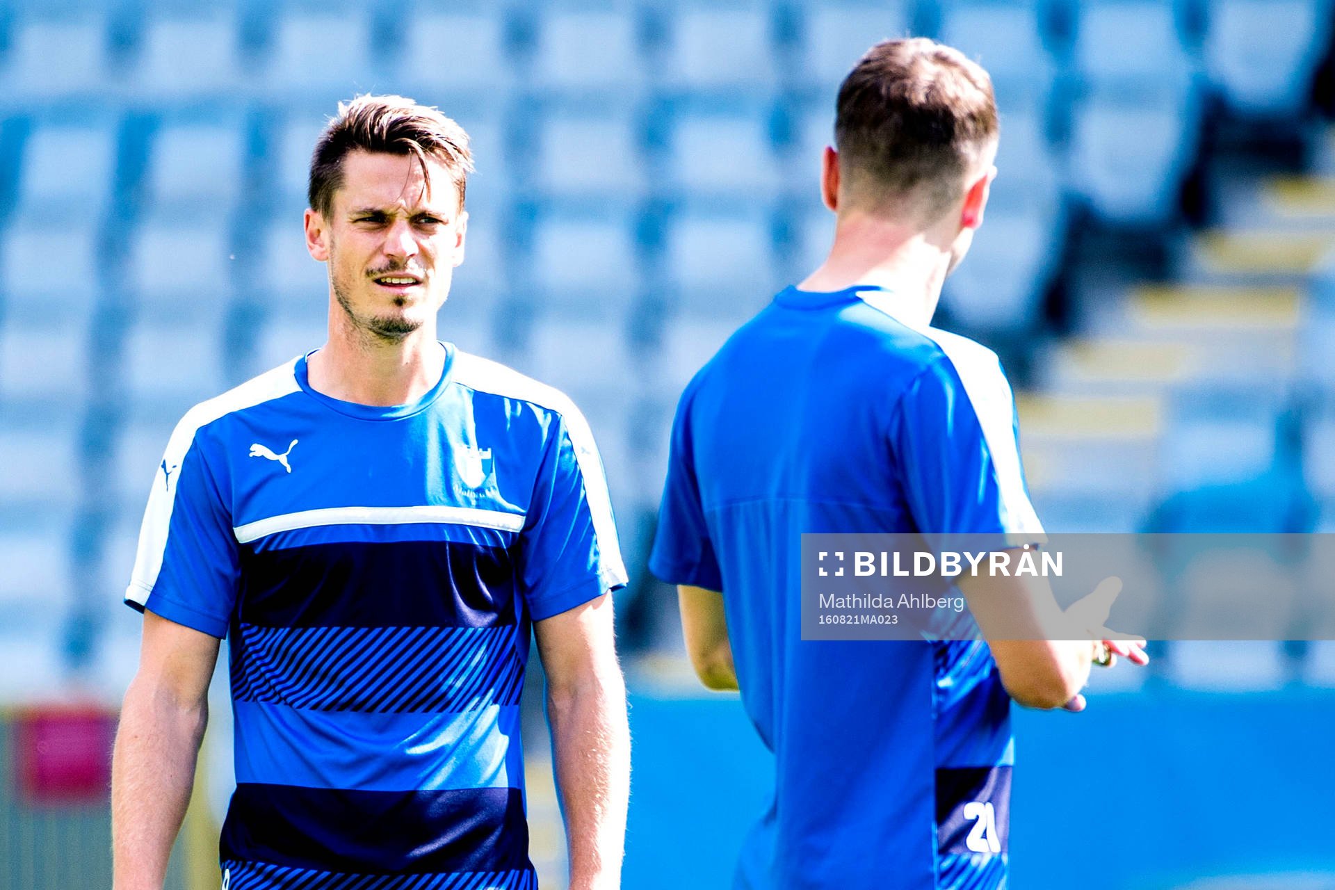 Malmö FFs Markus Rosenberg i diskussion med lagkamrat under en fotbollsträning med Malmö FF den 21 augusti 2016 i Malmö.