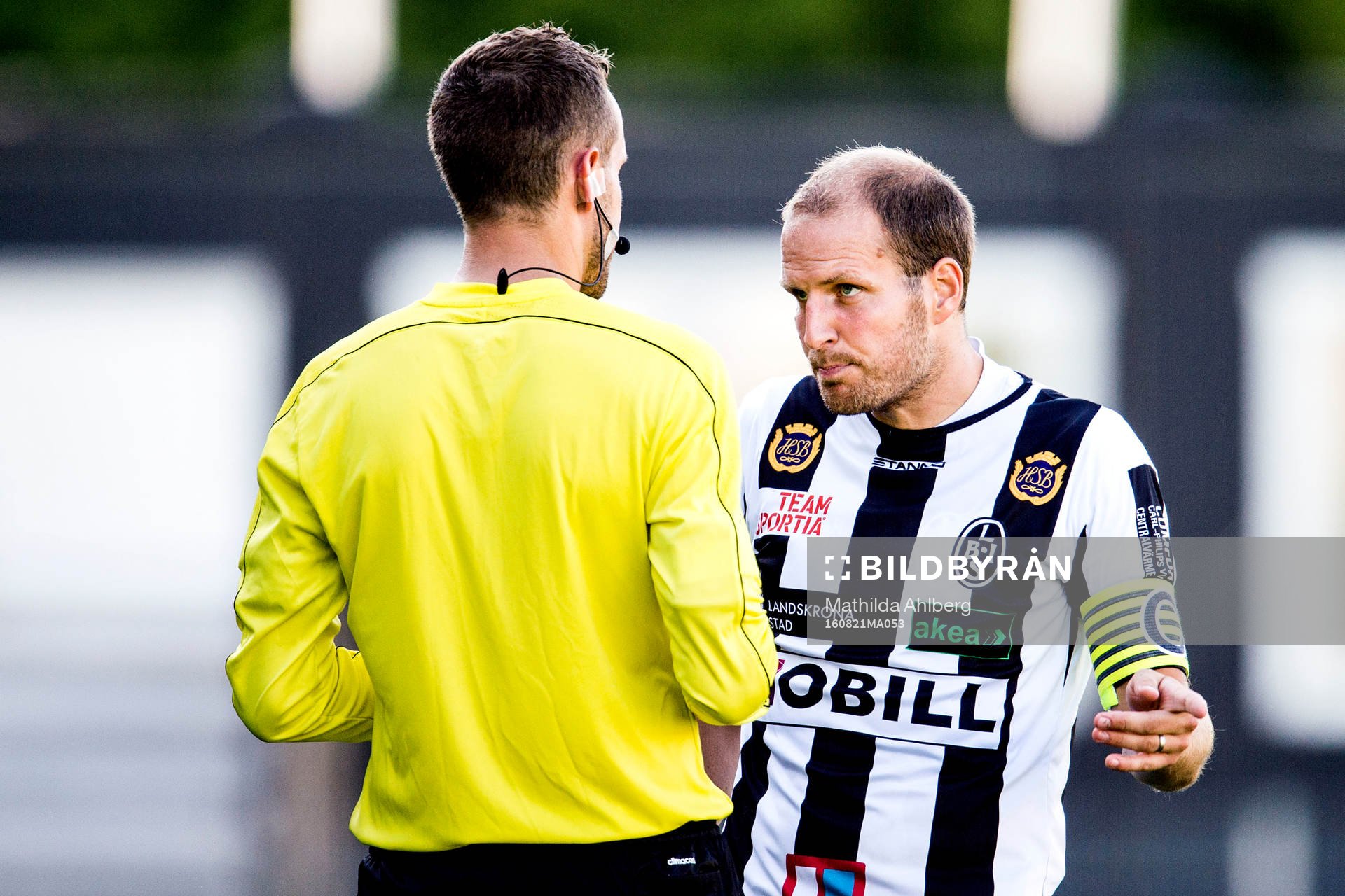 Domaren Victor Wolf  och Landskronas Mikael Dahlgren i