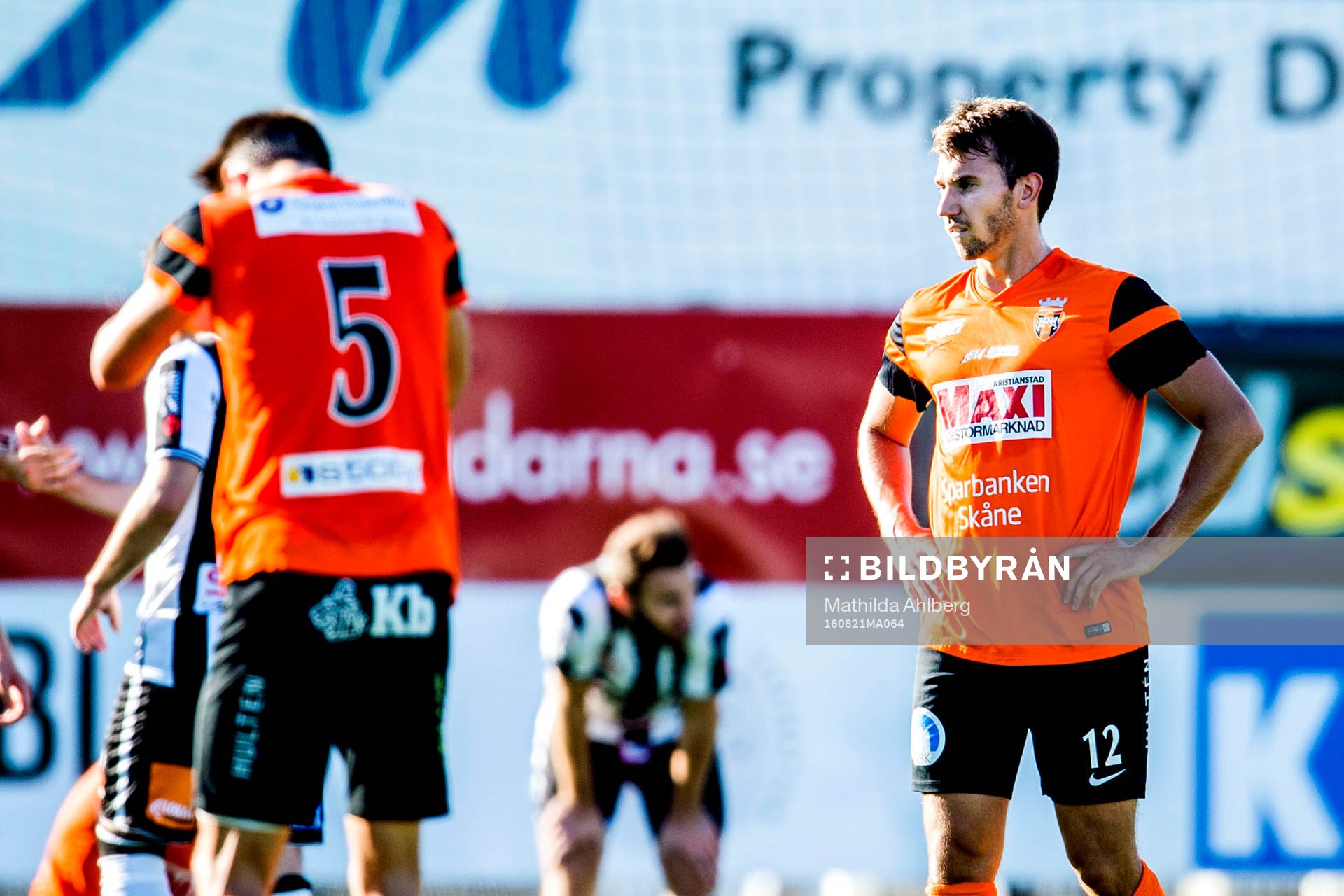 Kristianstads Simon Henningsson (ryggen åt kameran) och