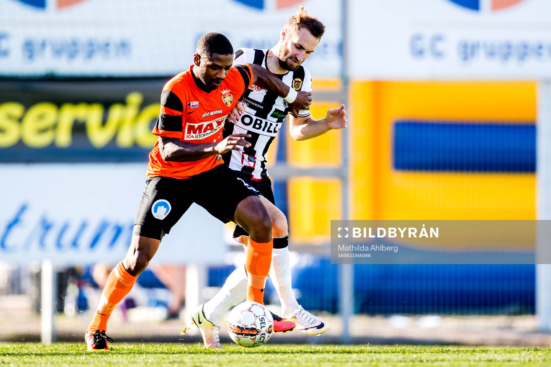 Kristianstads Izuchukwu Emeh och Landskronas Oskar Sverrisson i närkamp under fotbollsmatchen i division 1 mellan Landskrona och Kristianstad den 21 augusti 2016 i Landskrona.