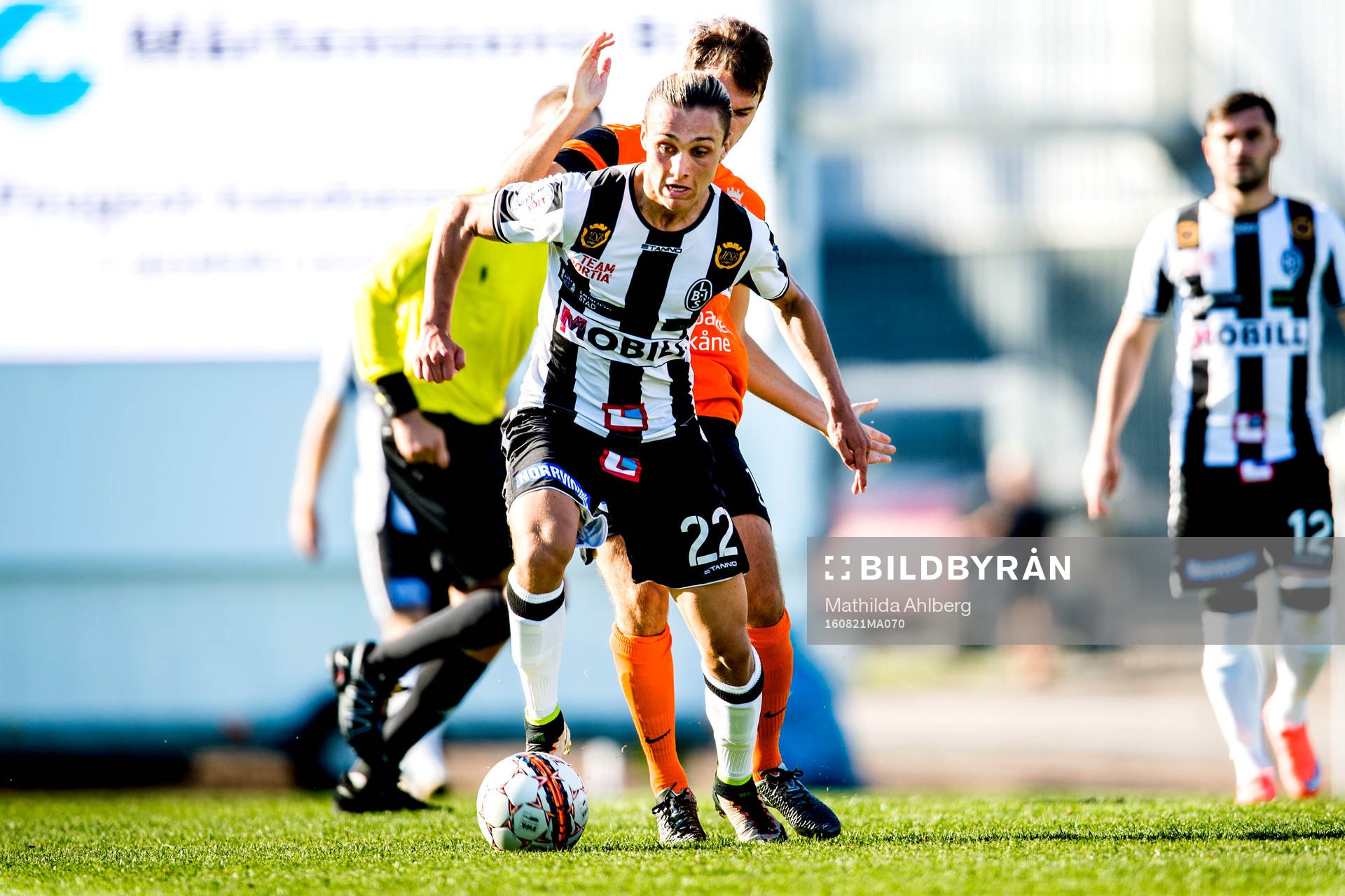 Landskronas Jonathan Levi med bollen