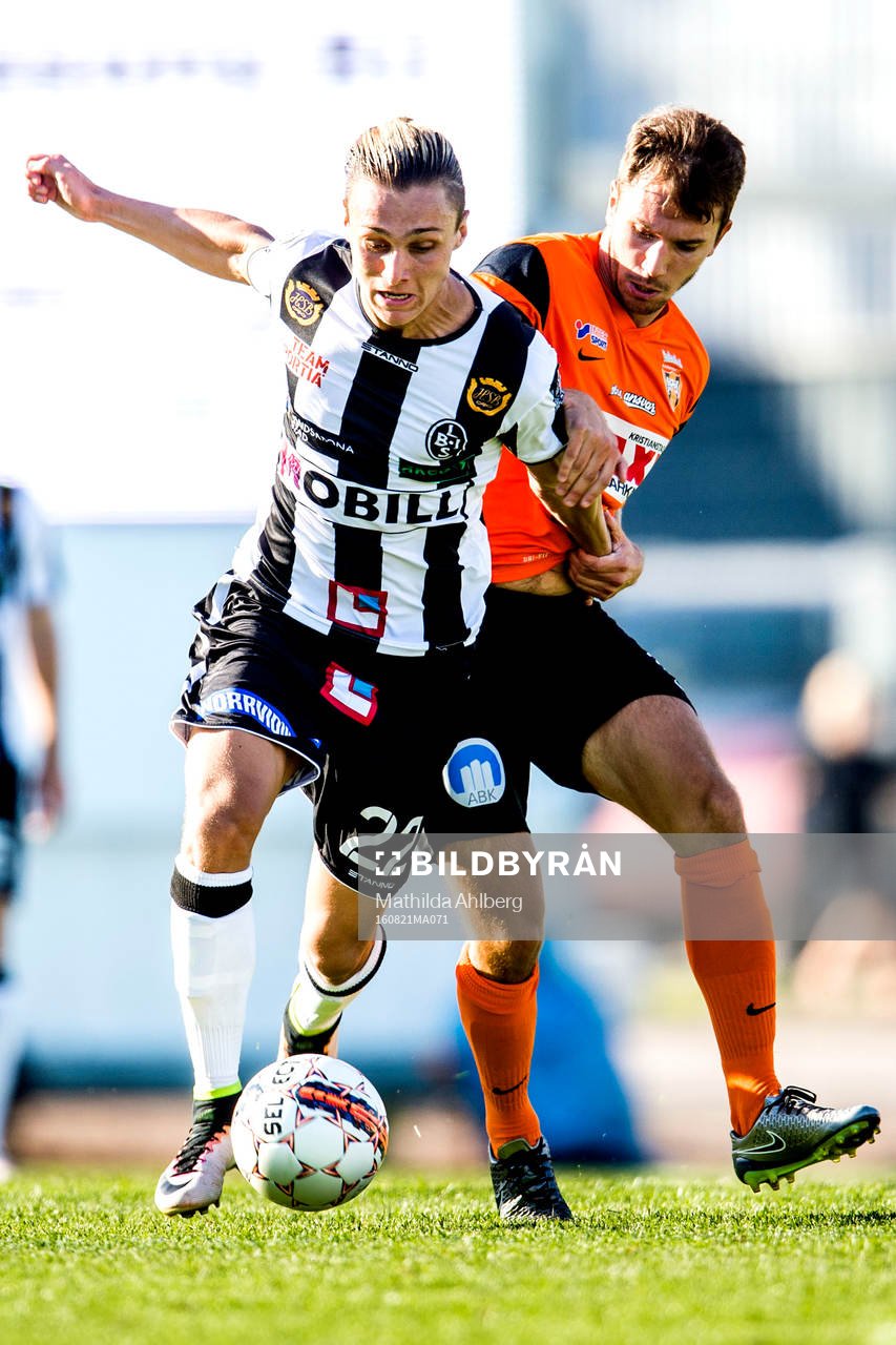 Landskronas Jonathan Levi med bollen