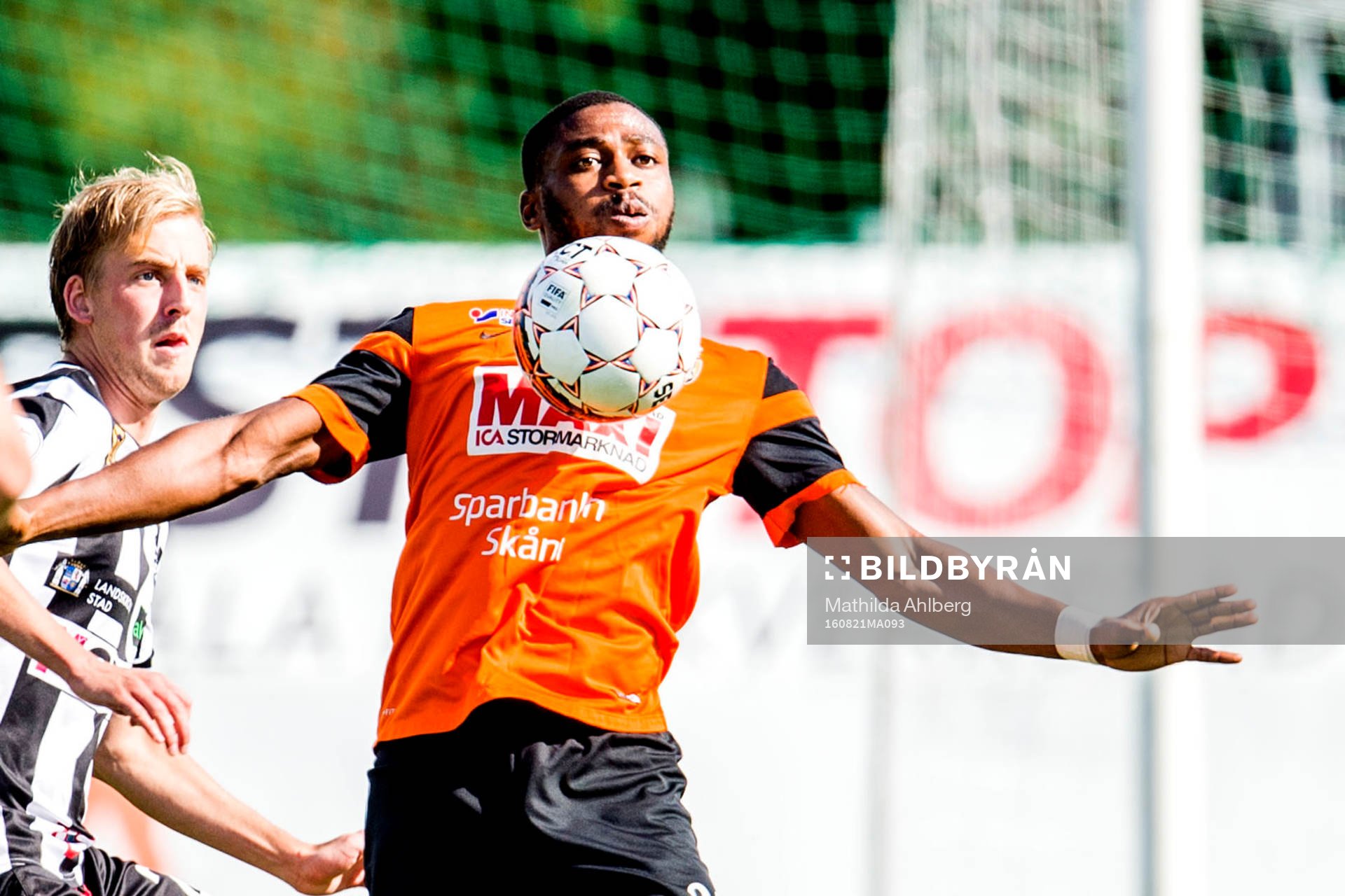 Kristianstads Izuchukwu Emeh tar emot bollen