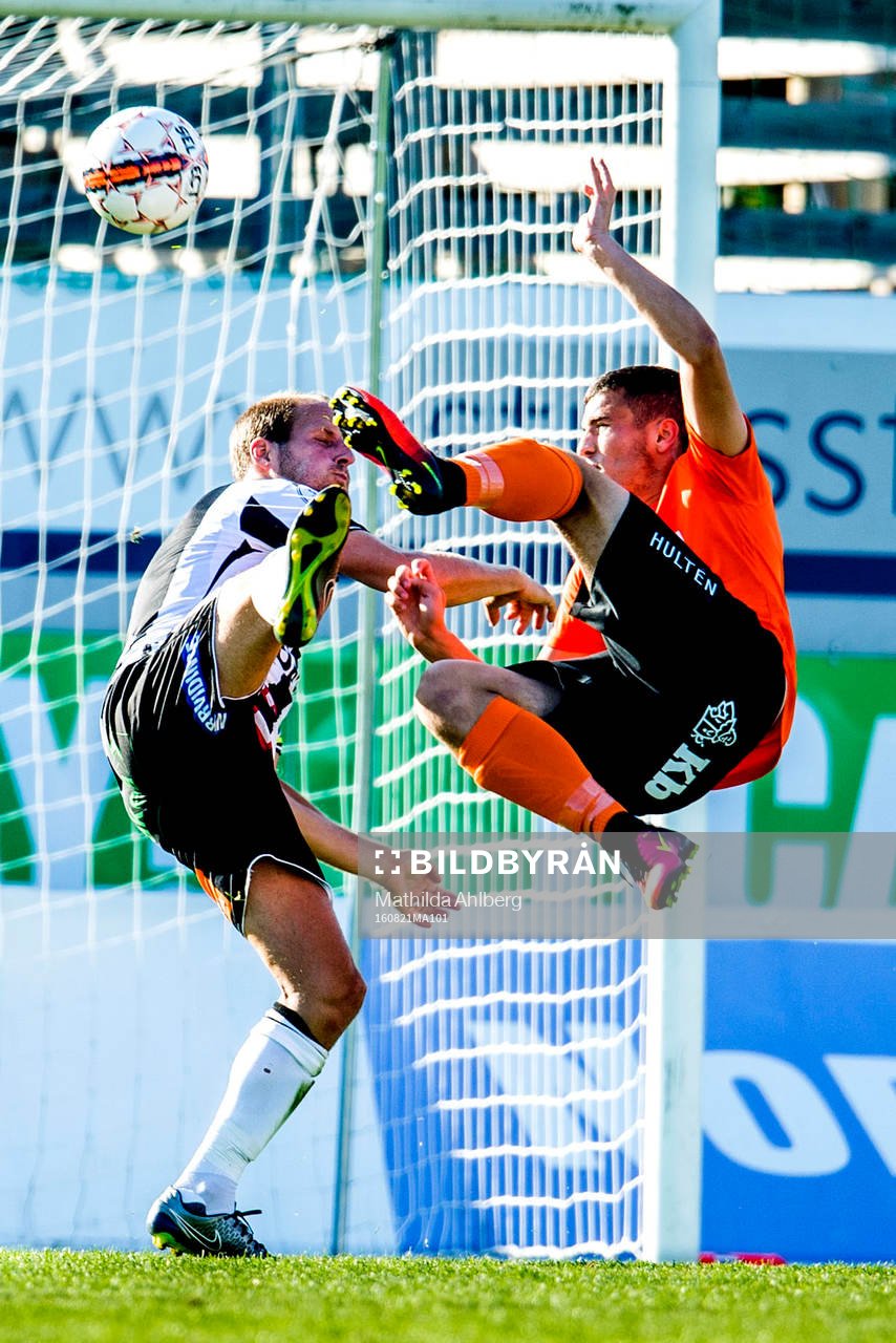 Landskronas Mikael Dahlgren försöker försvara samtidigt som Kristianstads Daniel Nicklasson cykelsparkar iväg bollen under fotbollsmatchen i division 1 mellan Landskrona och Kristianstad den 21 augusti 2016 i Landskrona.