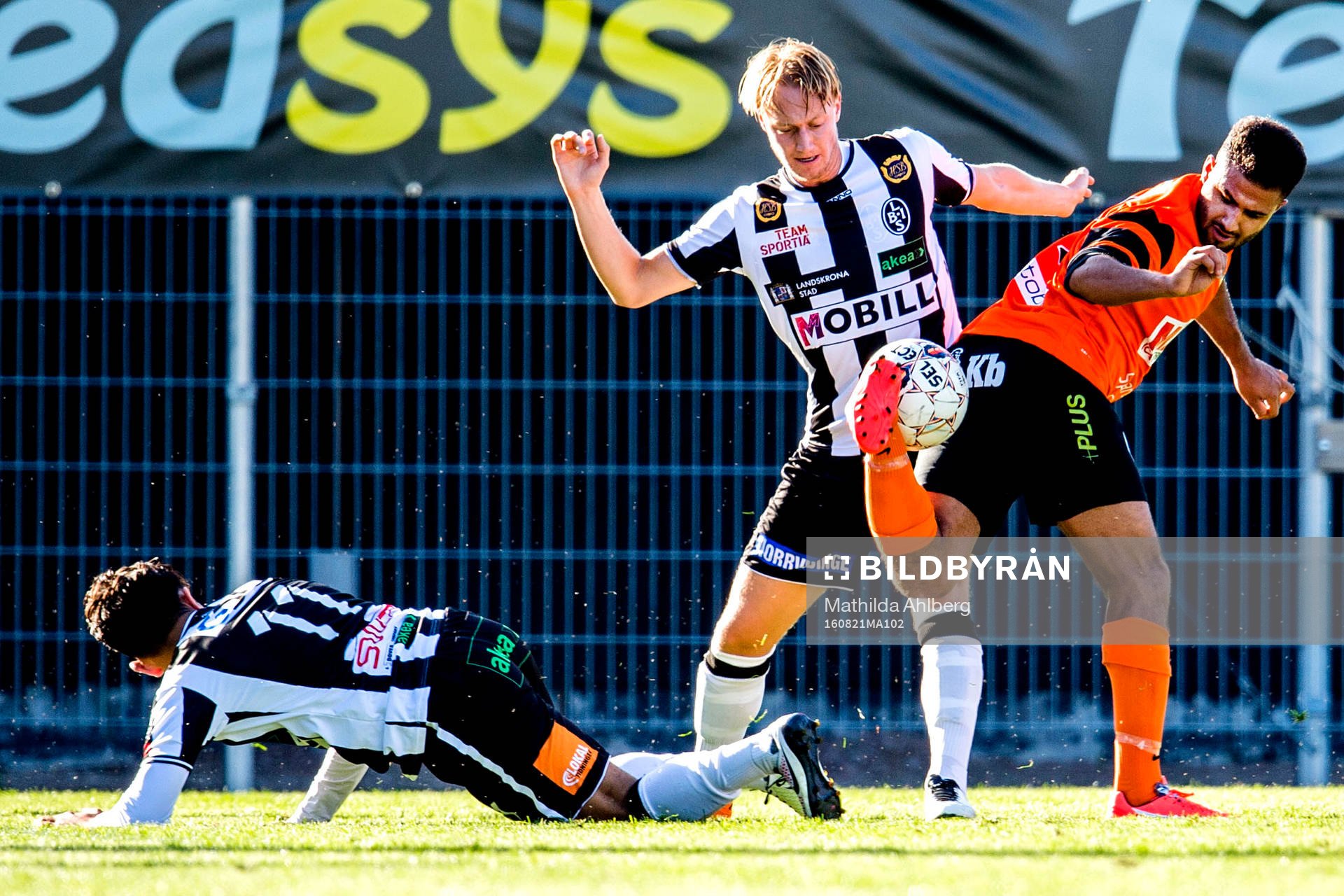 Landskronas Saber Azizi och Måns Ekvall försvarar mot Kristianstads Andreas Grahm försöker ta sig förbi under fotbollsmatchen i division 1 mellan Landskrona och Kristianstad den 21 augusti 2016 i Landskrona.