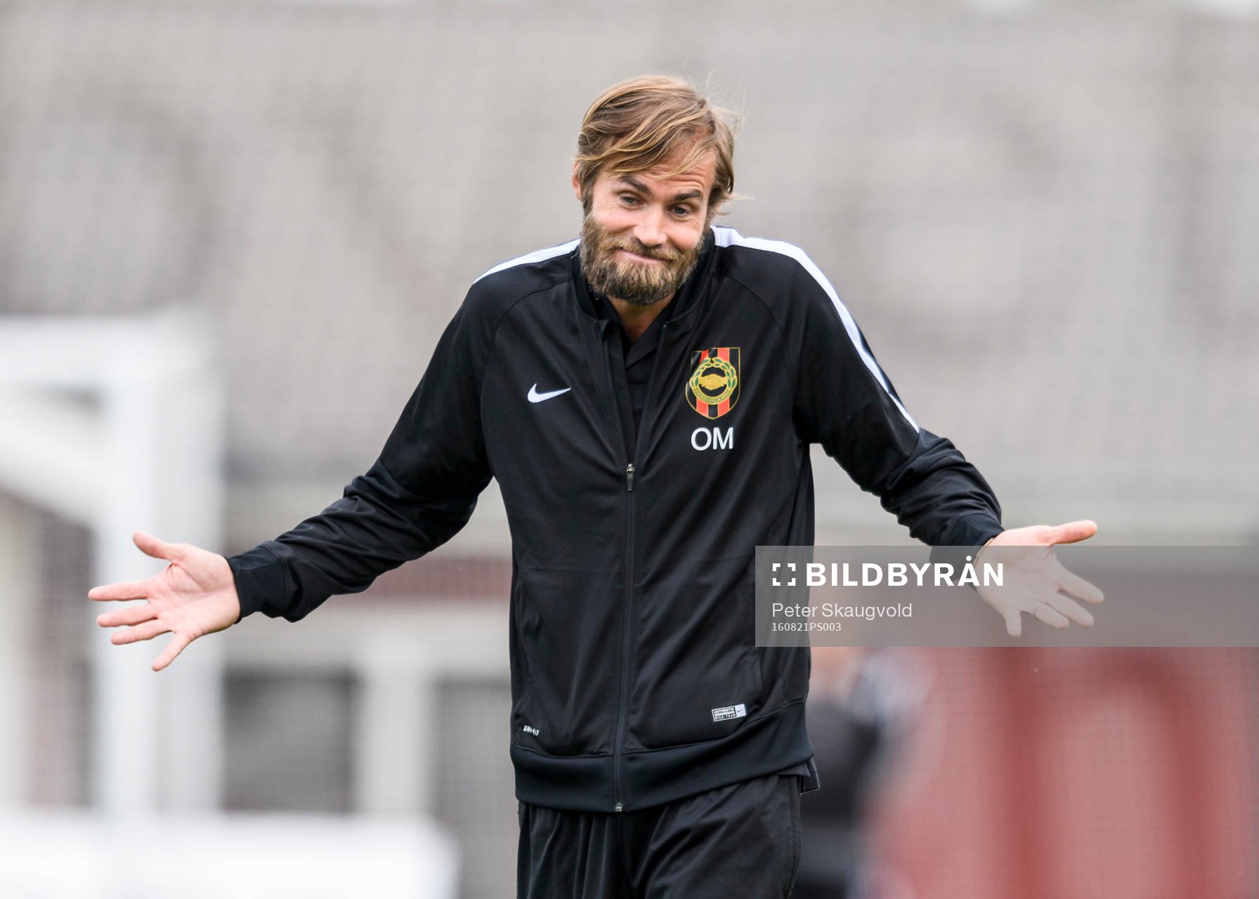 s tränare Olof Mellberg på uppvärmningen