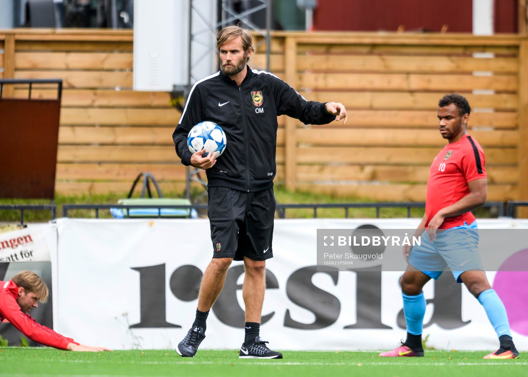 s tränare Olof Mellberg på uppvärmningen