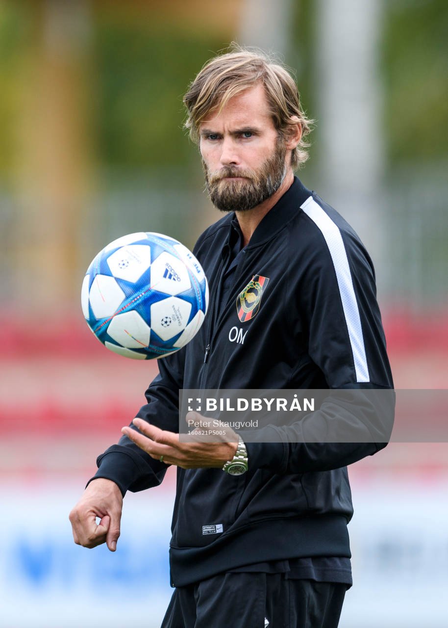 s tränare Olof Mellberg på uppvärmningen