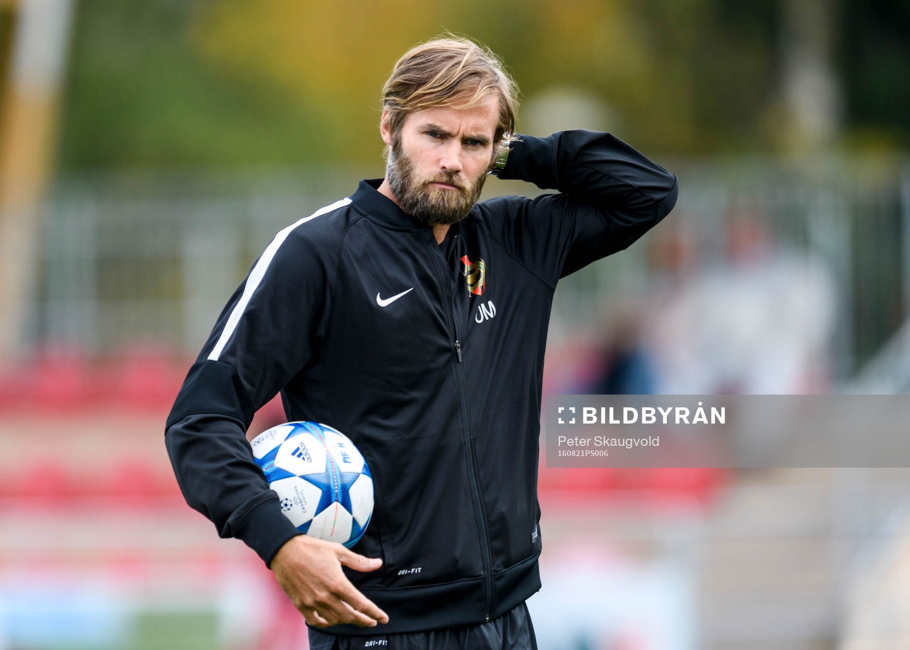 s tränare Olof Mellberg på uppvärmningen