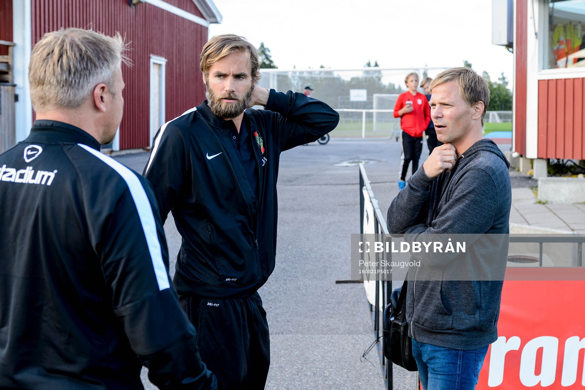 Brommapojkarna:s tränare Olof Mellberg och Roger Sandberg under fotbollsmatchen i division 1 norra mellan Piteå och Brommapojkarna den 21 augusti 2016 i Piteå.