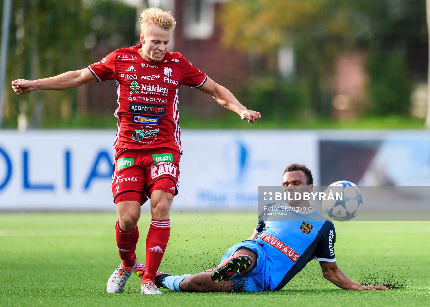 s Serge-Junior Martinsson Ngouali glidtacklar Piteå:s