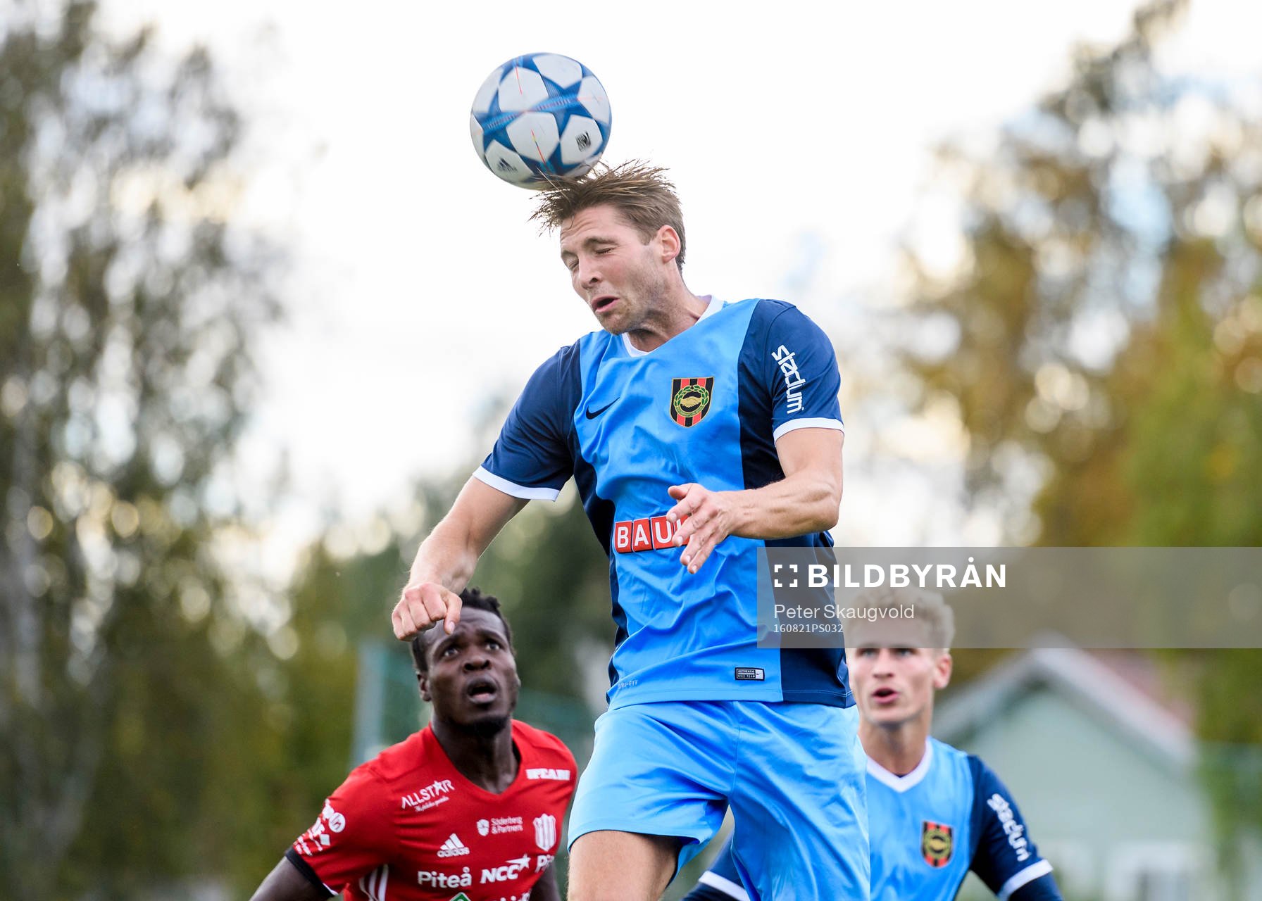 Brommapojkarna:s Joel Löw nickar bollen under fotbollsmatchen i division 1 norra mellan Piteå och Brommapojkarna den 21 augusti 2016 i Piteå.