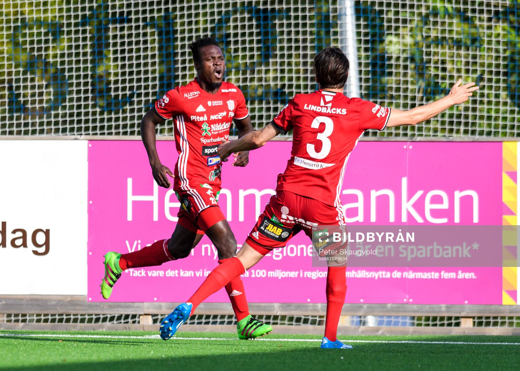 Piteå:s Tetteh Komey jublar efter sitt 1-1 mål under fotbollsmatchen i division 1 norra mellan Piteå och Brommapojkarna den 21 augusti 2016 i Piteå.