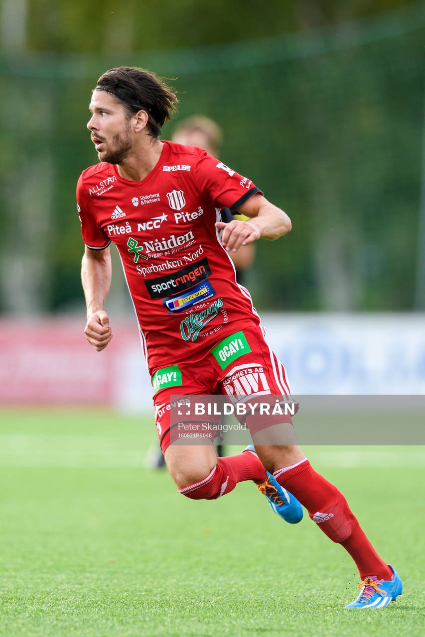 Piteå:s Martin Oscarsson under fotbollsmatchen i division 1 norra mellan Piteå och Brommapojkarna den 21 augusti 2016 i Piteå.