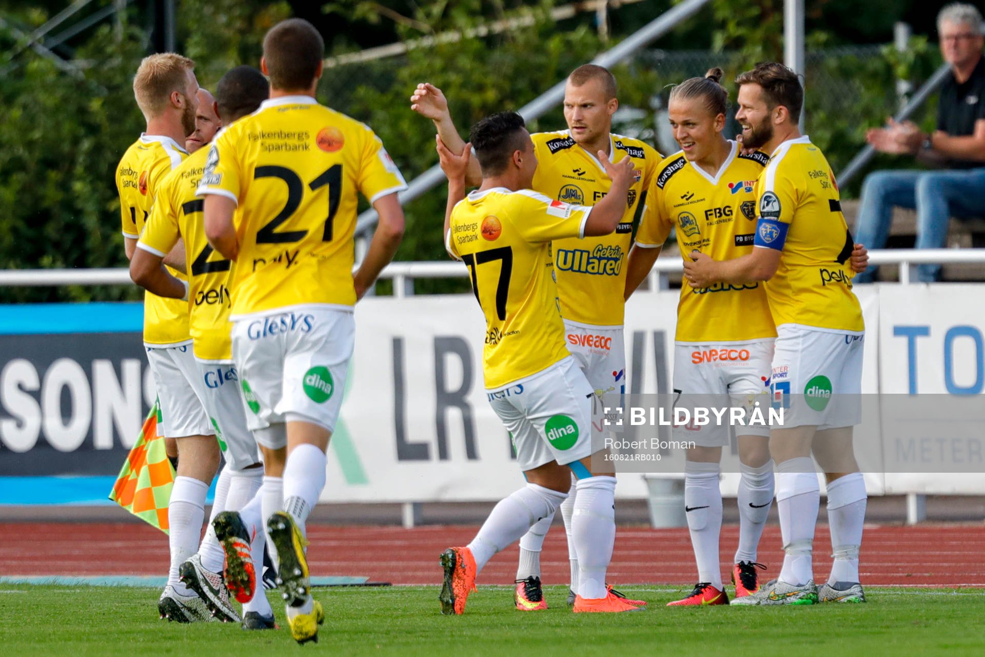 Falkenbergs Jesper Karlsson jublar med lagkamraterna