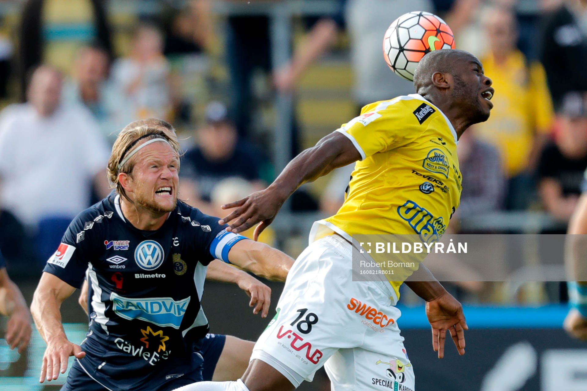Gefles Anders Bååth och Falkenbergs Hakeem Araba under fotbollsmatchen i Allsvenskan mellan Falkenberg och Gefle den 21 Augusti 2016 i Falkenberg