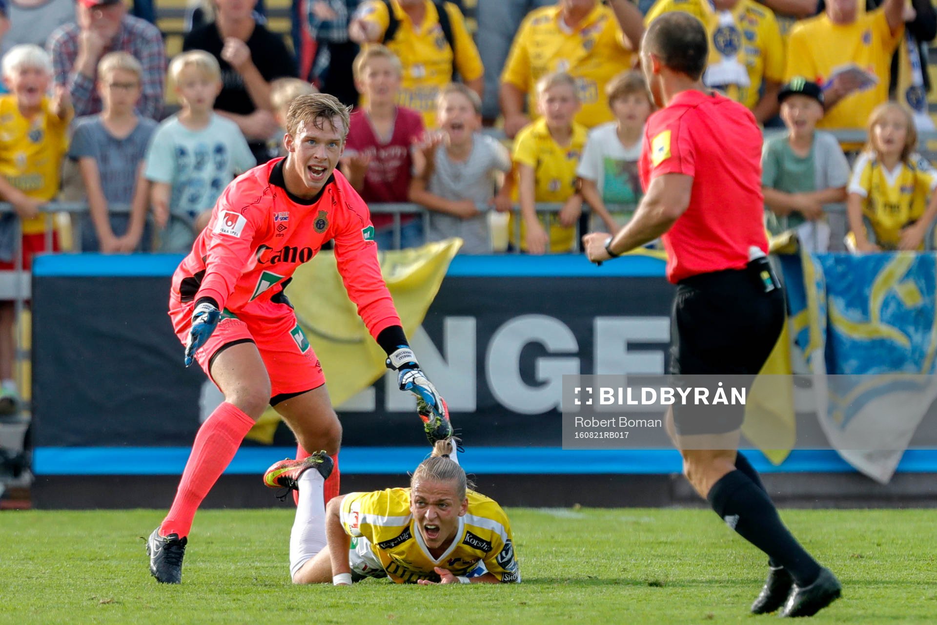 Gefles målvakt Andreas Andersson drar ner Falkenbergs Jesper Karlsson under fotbollsmatchen i Allsvenskan mellan Falkenberg och Gefle den 21 Augusti 2016 i Falkenberg