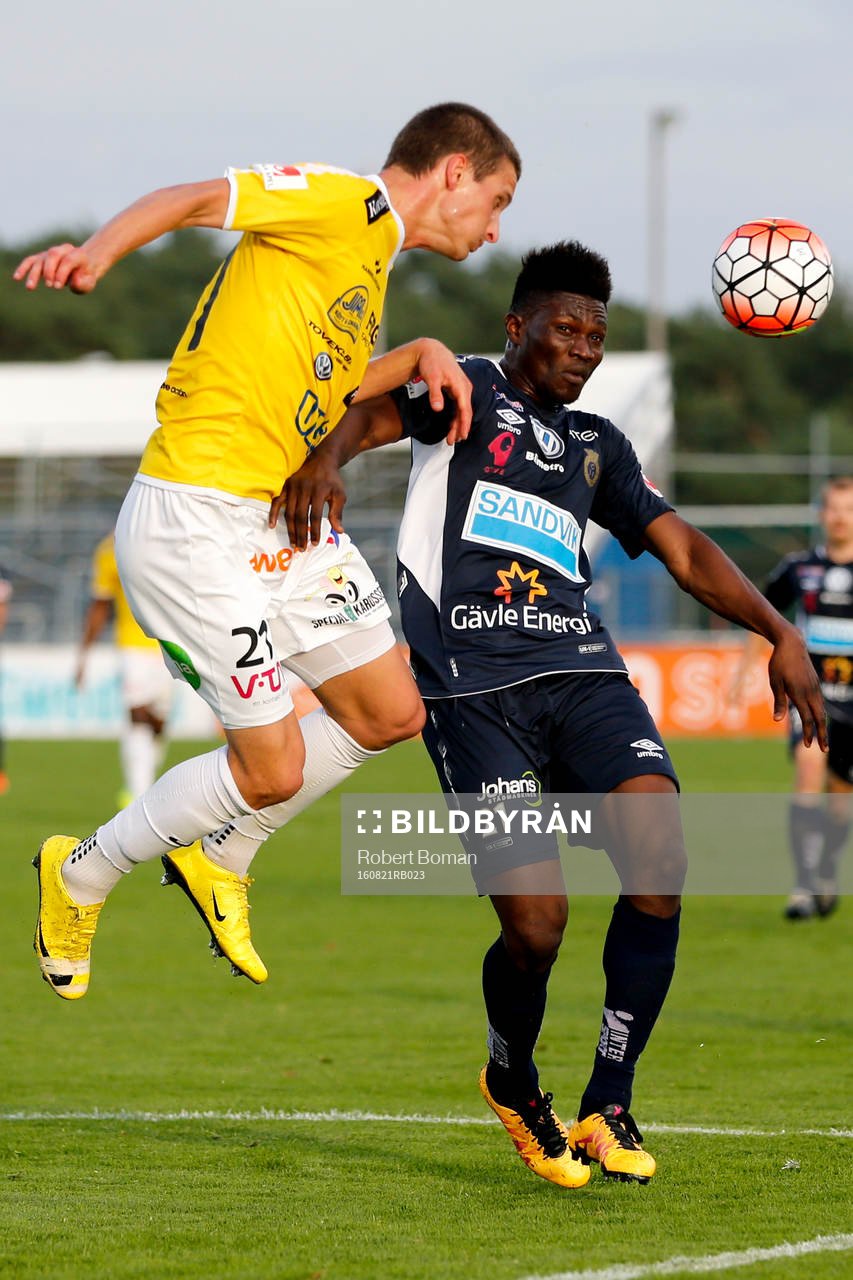 Falkenbergs Thomas Juel-Nielsen och Gefles Kwame Bonsu under fotbollsmatchen i Allsvenskan mellan Falkenberg och Gefle den 21 Augusti 2016 i Falkenberg