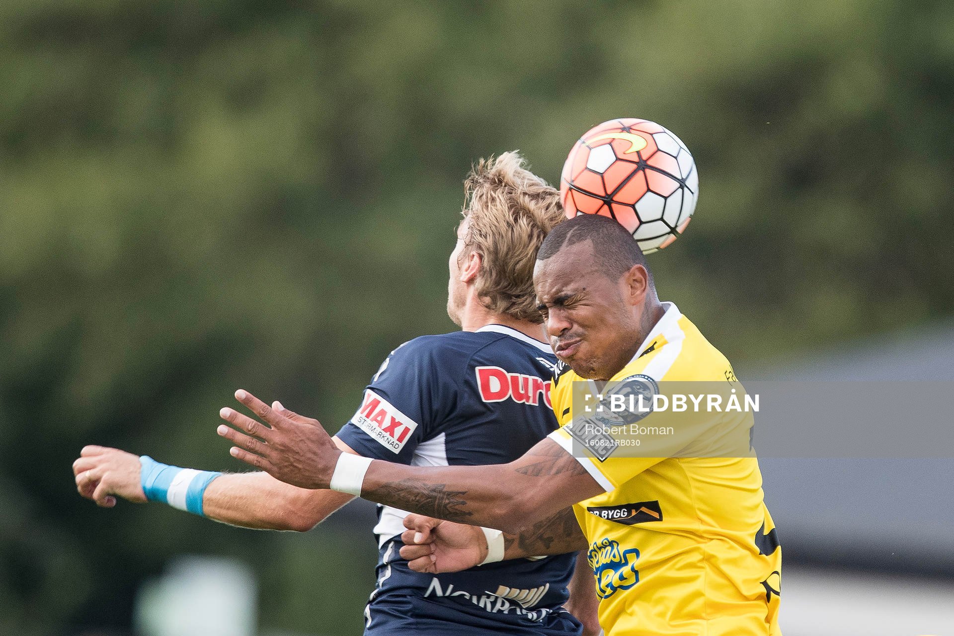 Gefles Johan Oremo (med ryggen i bild) och Falkenbergs Felipe Carvalho under fotbollsmatchen i Allsvenskan mellan Falkenberg och Gefle den 21 Augusti 2016 i Falkenberg