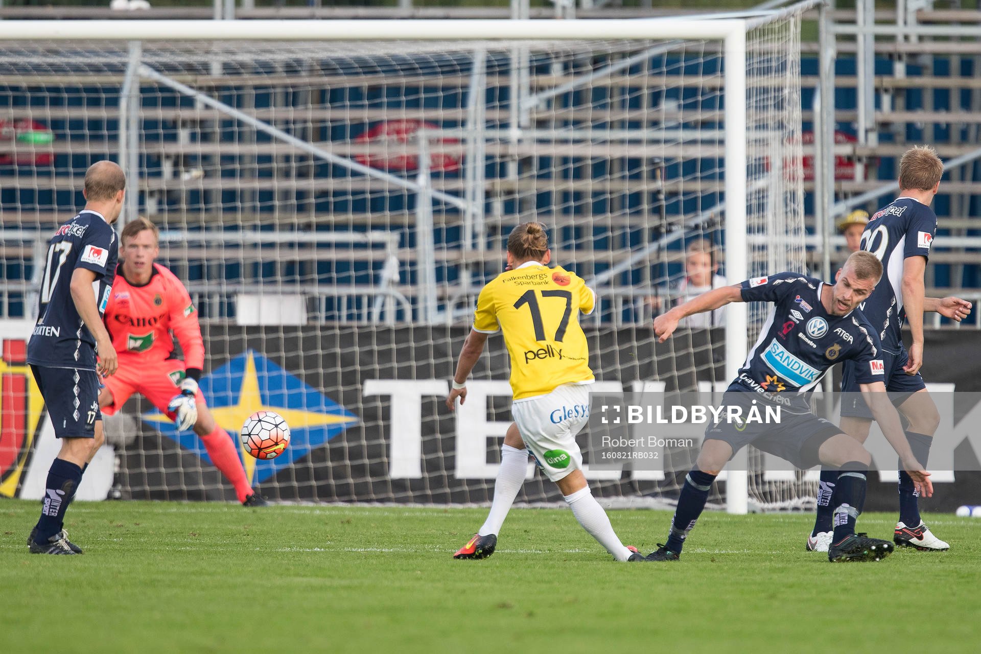 Falkenbergs Jesper Karlsson (med ryggen i bild) under fotbollsmatchen i Allsvenskan mellan Falkenberg och Gefle den 21 Augusti 2016 i Falkenberg