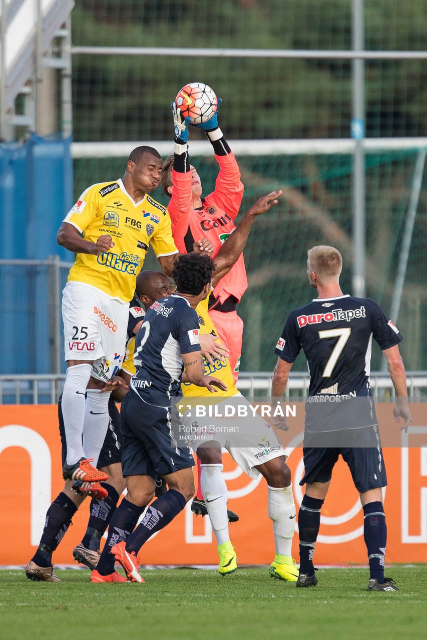 Gefles Målvakt Andreas Andersson och Falkenbergs Felipe Carvalho under fotbollsmatchen i Allsvenskan mellan Falkenberg och Gefle den 21 Augusti 2016 i Falkenberg