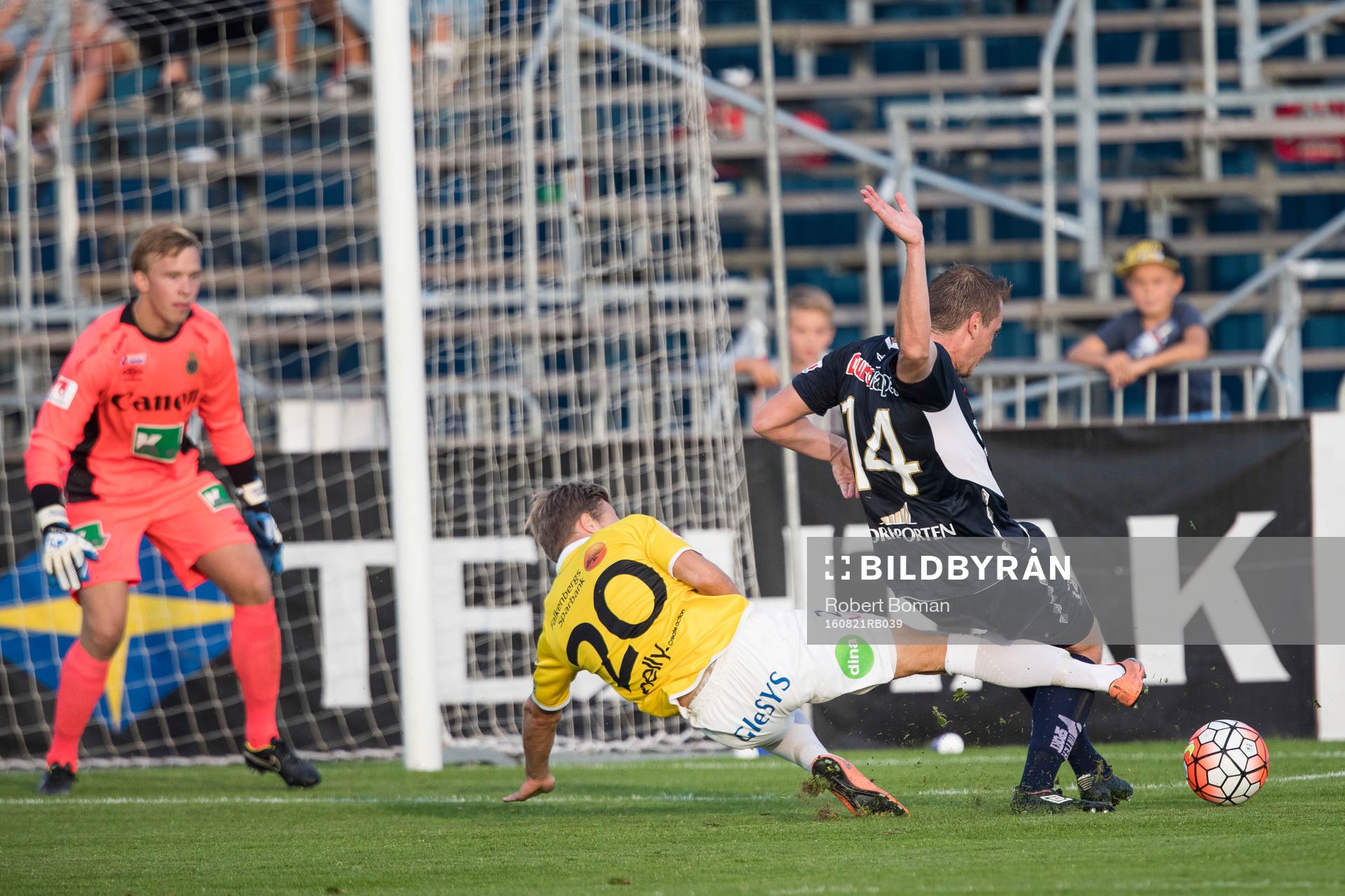 Falkenbergs Akseli Pelvas och Gefles Jens Portin under fotbollsmatchen i Allsvenskan mellan Falkenberg och Gefle den 21 Augusti 2016 i Falkenberg