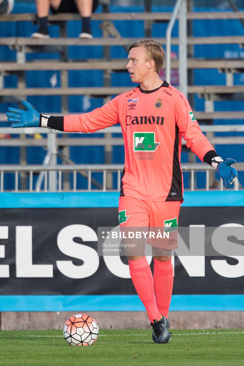 Gefles målvakt Andreas Andersson deppar