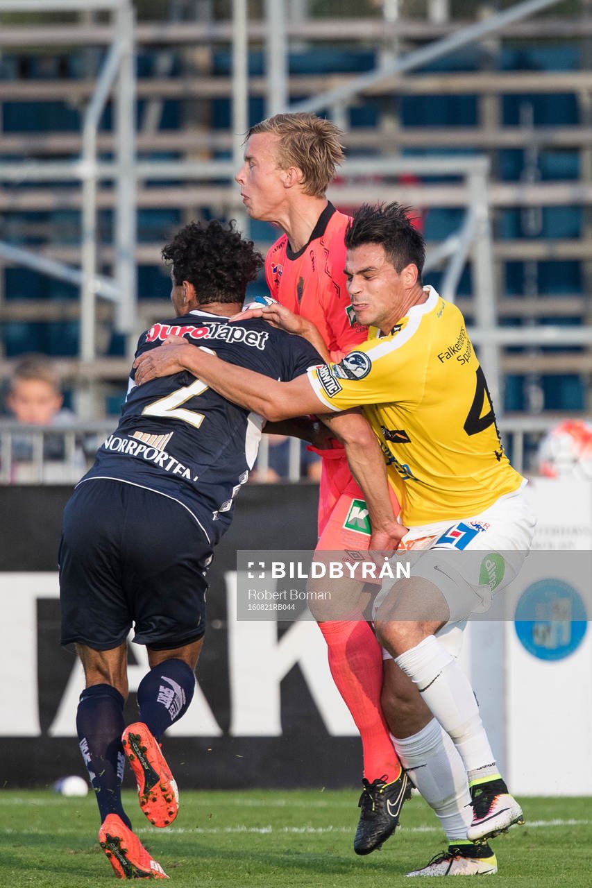 Gefles Joshua Nadeau och målvakt Andreas Andersson och