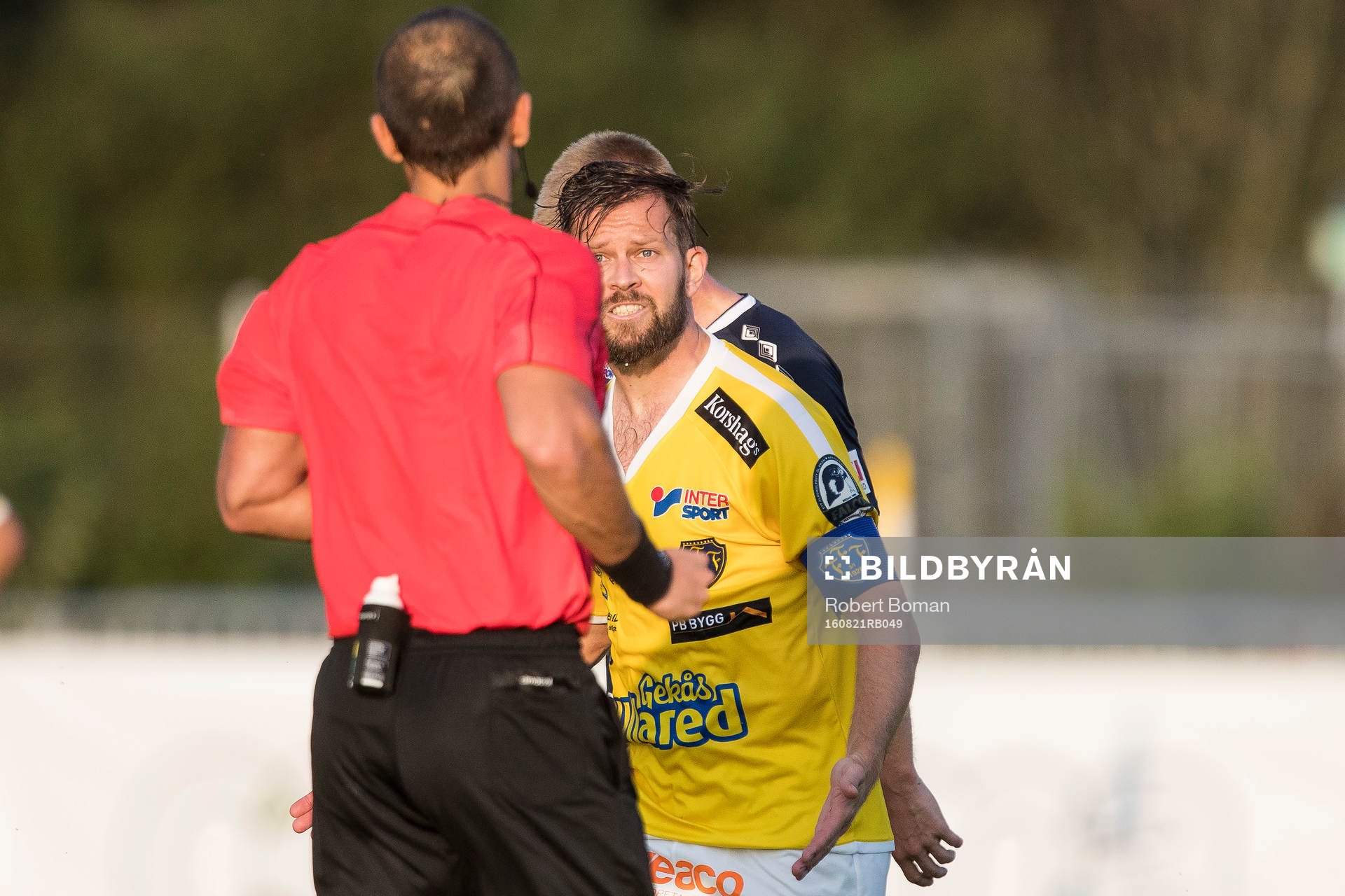 Falkenbergs David Svensson argumenterar med Domare Kasper Sjöberg under fotbollsmatchen i Allsvenskan mellan Falkenberg och Gefle den 21 Augusti 2016 i Falkenberg