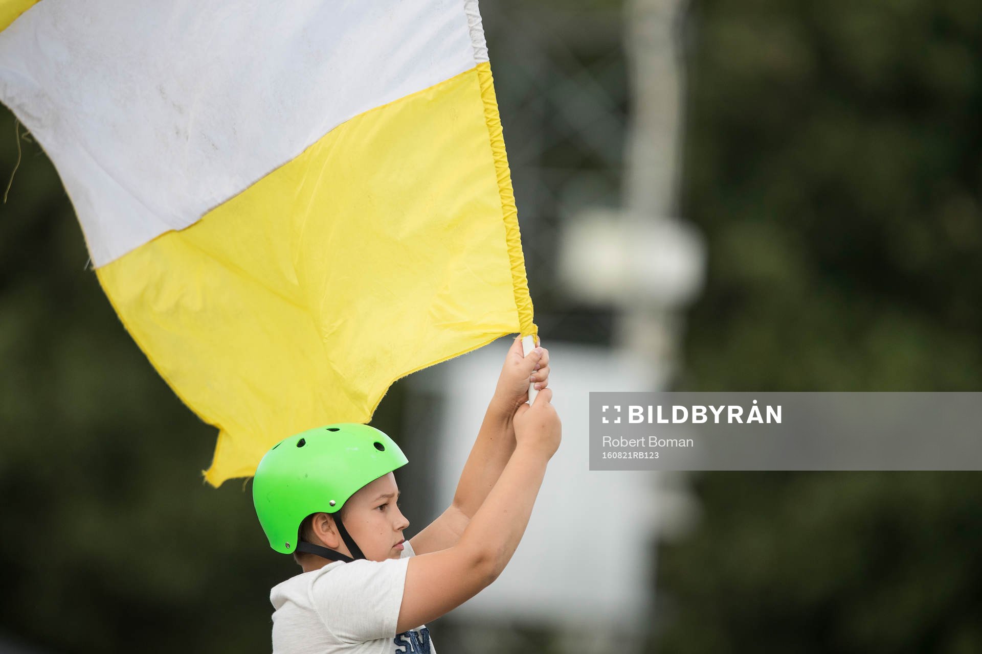 En ung supporter med en flagga