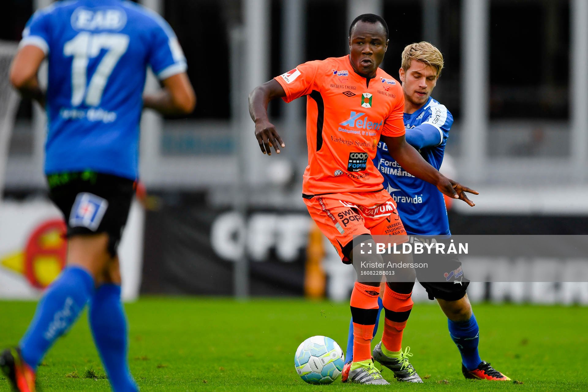 Varbergs Nsima Peter och Halmstads Marcus Mathisen