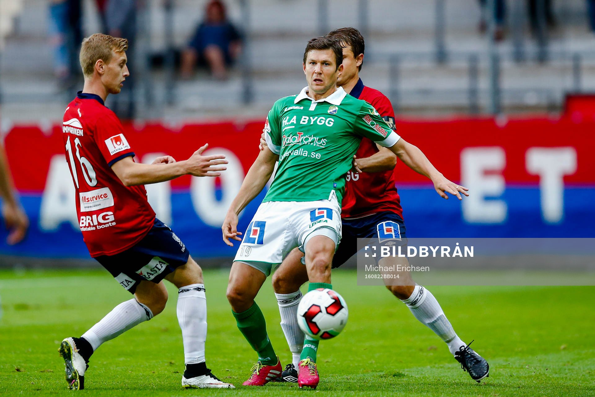 Ljungskiles Hannes Stiller i en duell mot Örgrytes Sebastian Ohlsson och Hannes Sahlin under fotbollsmatchen i Superettan mellan Örgryte och Ljungskile den 22 augusti 2016 i Göteborg.