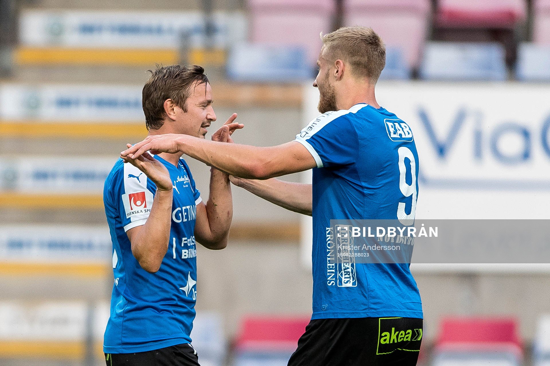 Halmstads Fredrik Olsson (v) har gjort 2-0 och gratuleras