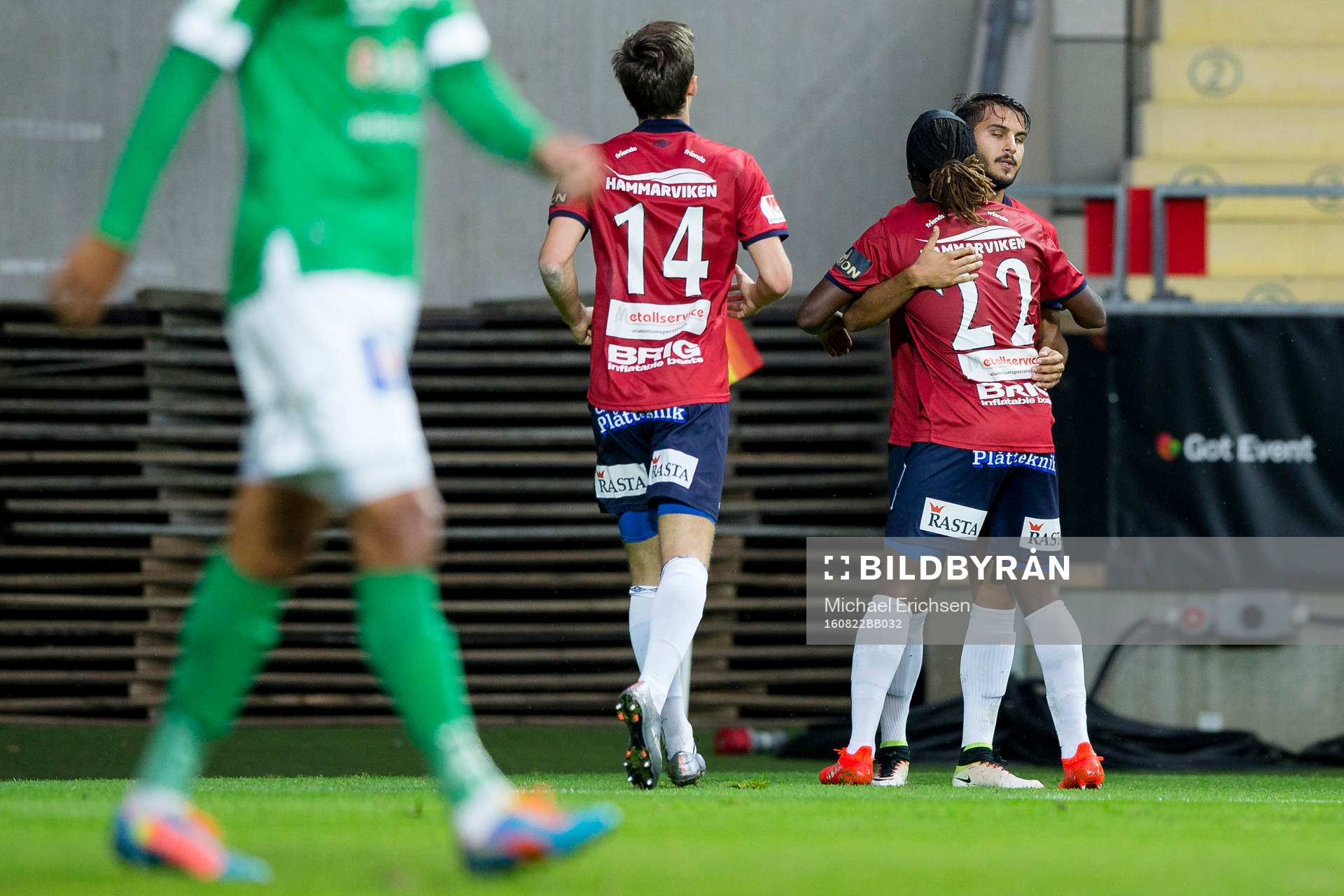 Örgrytes William Atashkadeh jublar och omfamnas av Martin