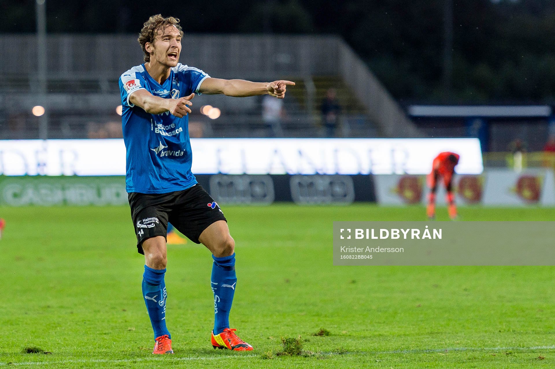 Halmstads Alexander Henningsson jublar efter att ha gjort 3-0 under fotbollsmatchen i Superettan mellan Halmstad och Varberg den 22 augusti 2016 i Halmstad.