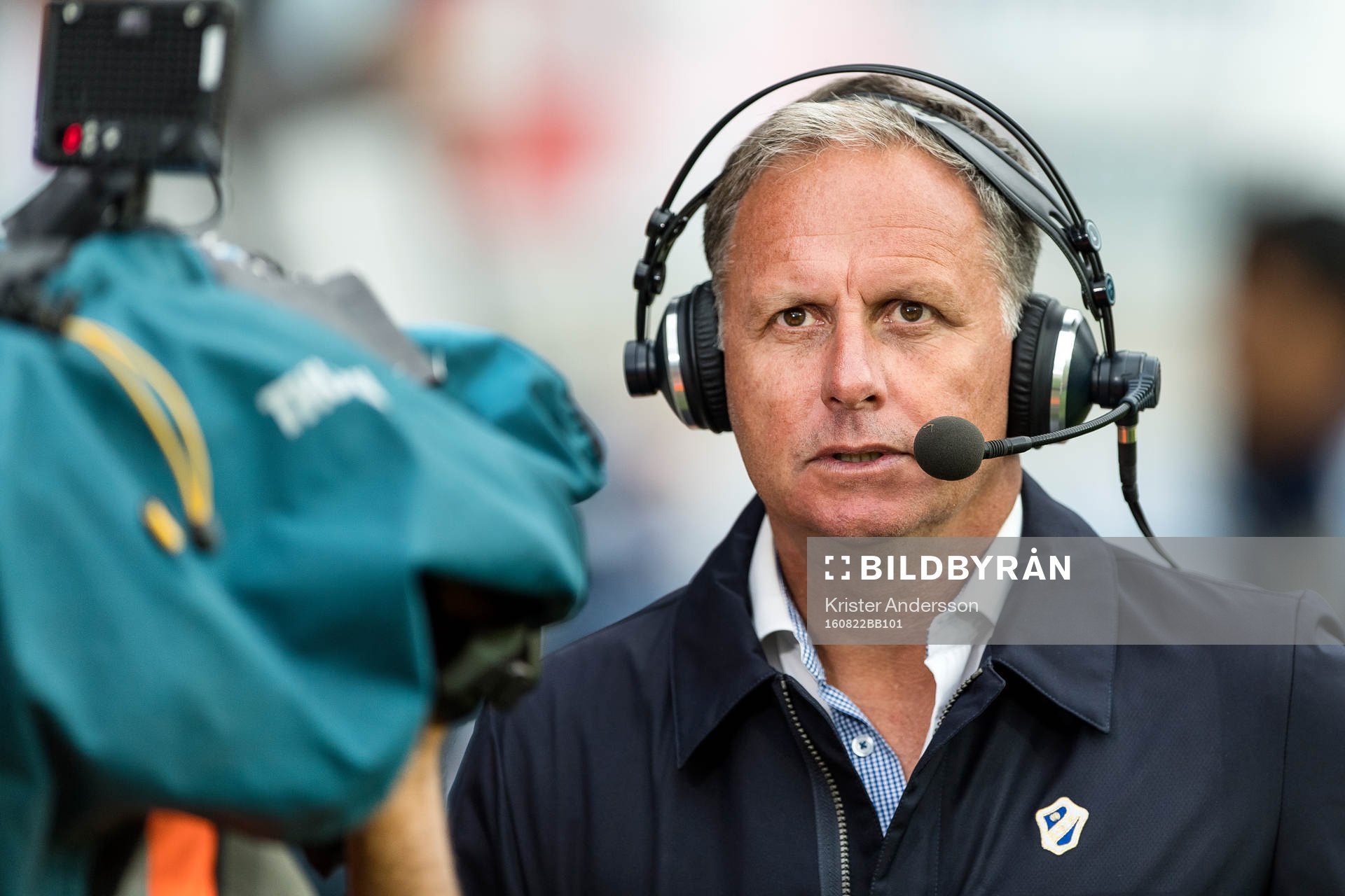 Halmstads tränare Jan Jönsson blir intervjuad av TV före