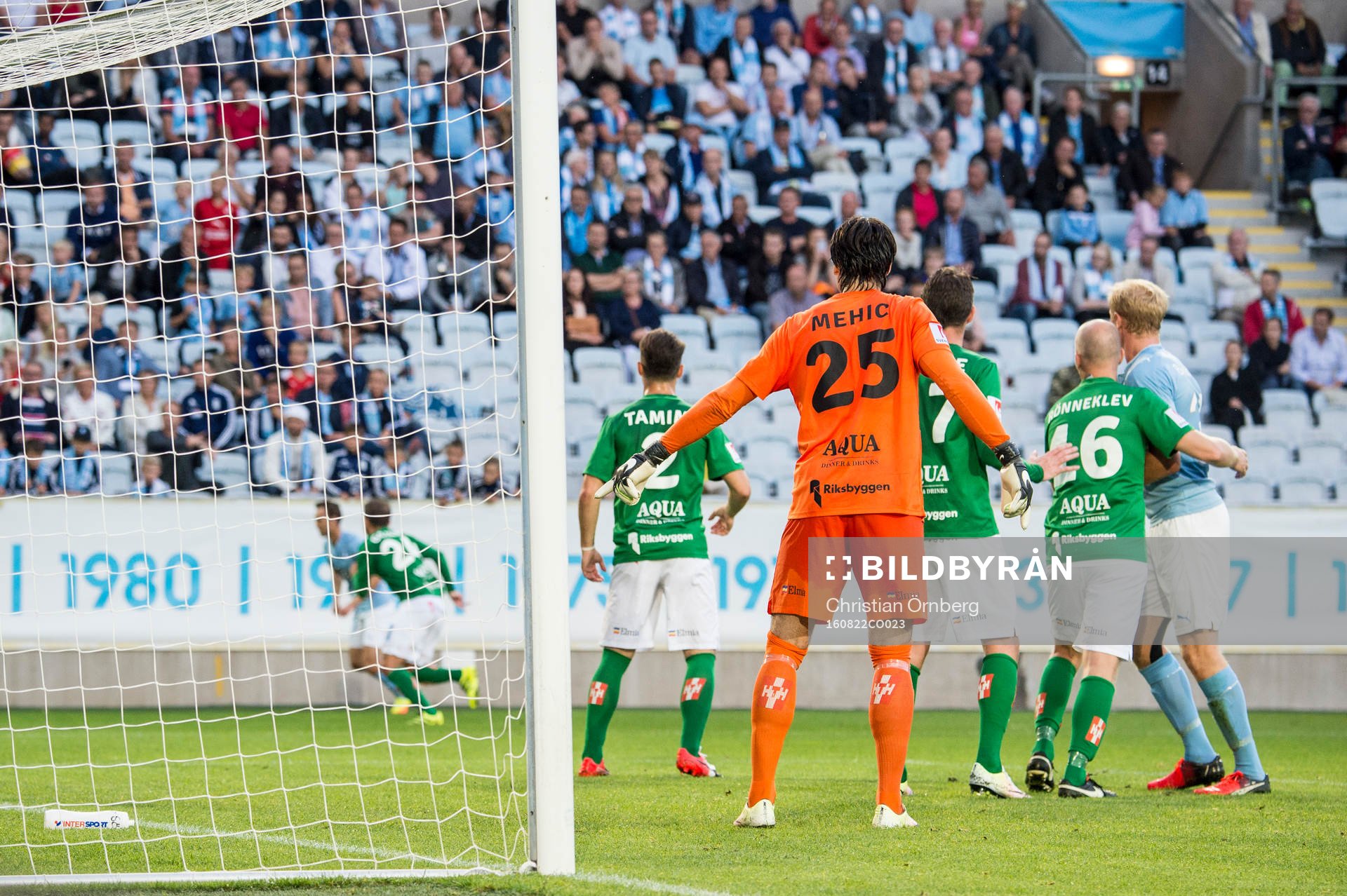 Jönköpings målvakt Damir Mehic är irriterad på Malmö FFs Franz Brorsson som kastade en vattenflaska på mållinjen under fotbollsmatchen i Allsvenskan mellan Malmö FF och Jönköpings Södra den 22 augusti 2016 i Malmö.