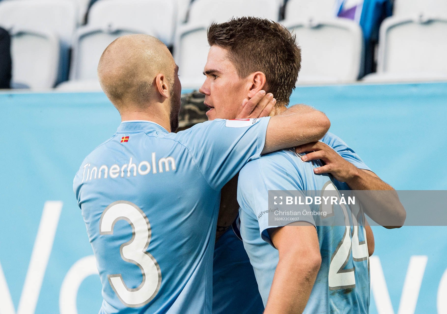 Malmö FFs Anton Tinnerholm kramar om Malmö FFs Vidar Örn