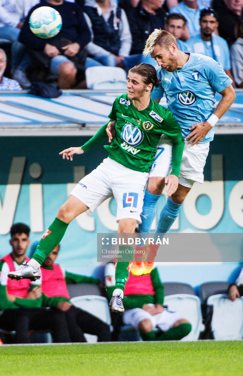 Luftduell mellan Jönköpings Pawel Cibicki och Malmö FFs