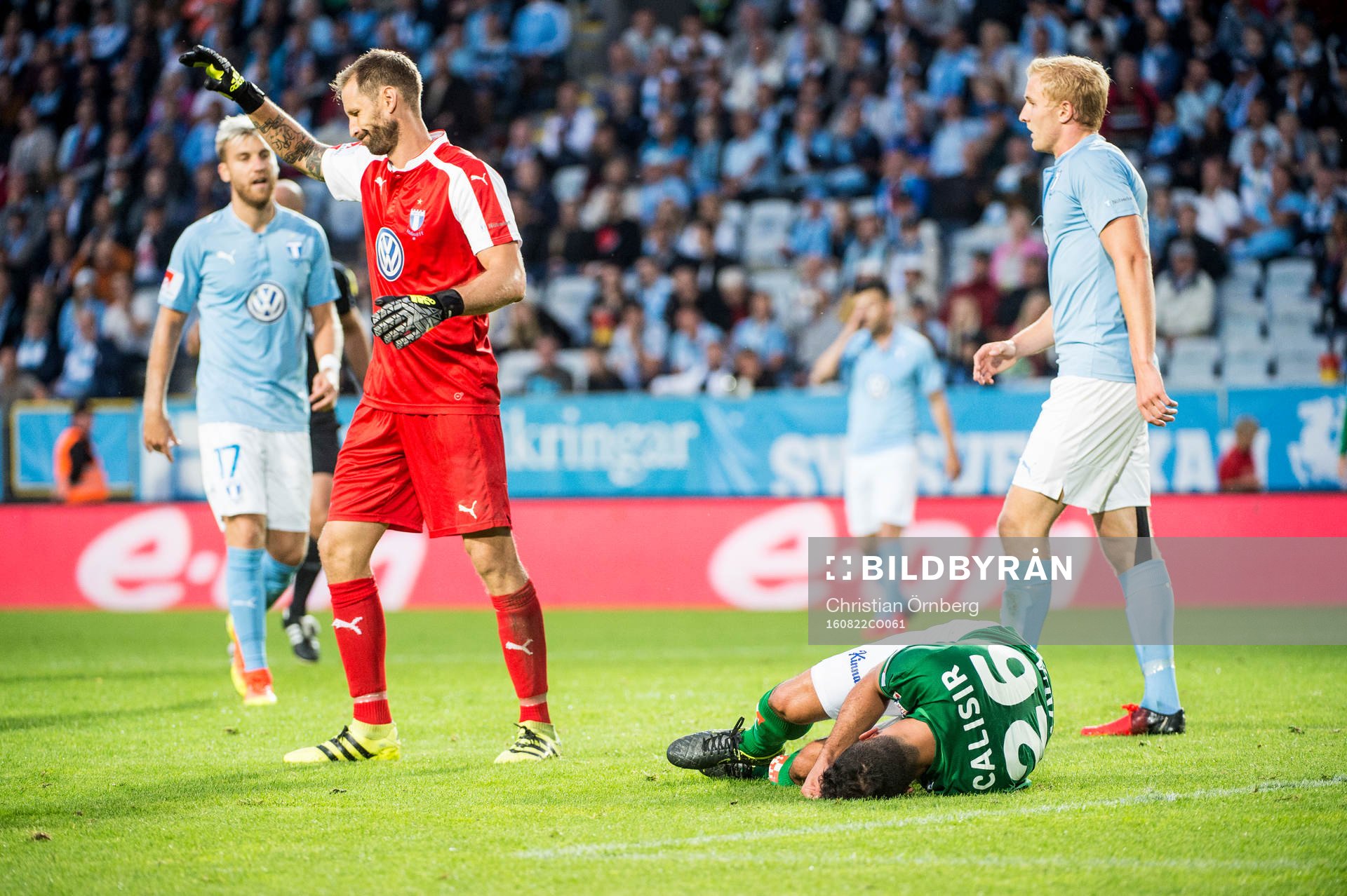 Jönköpings André Calisir skadas när han krockar med