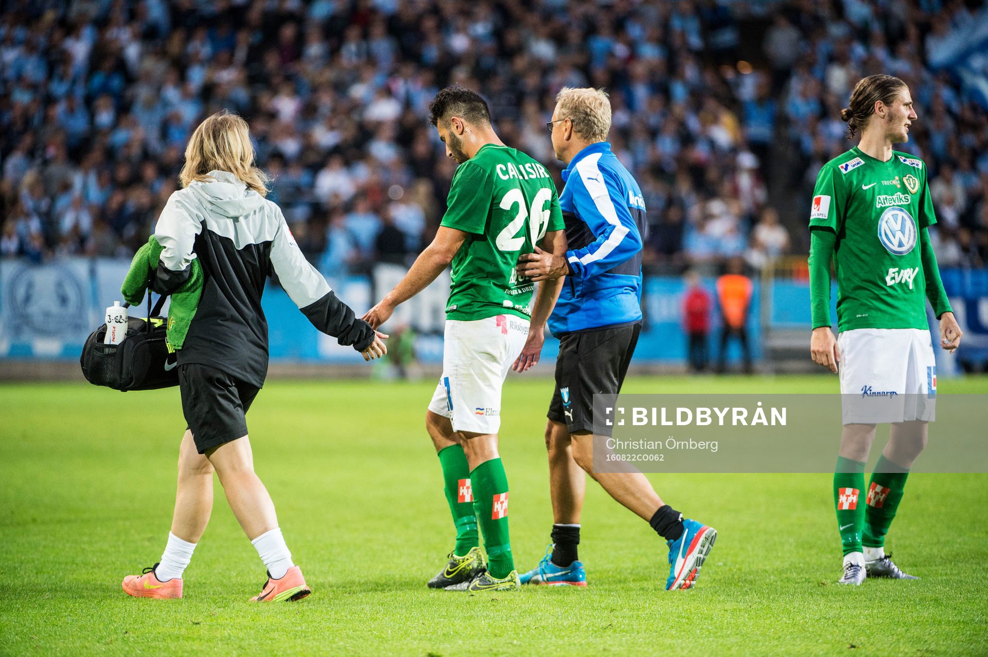 Jönköpings André Calisir hjälps av planen