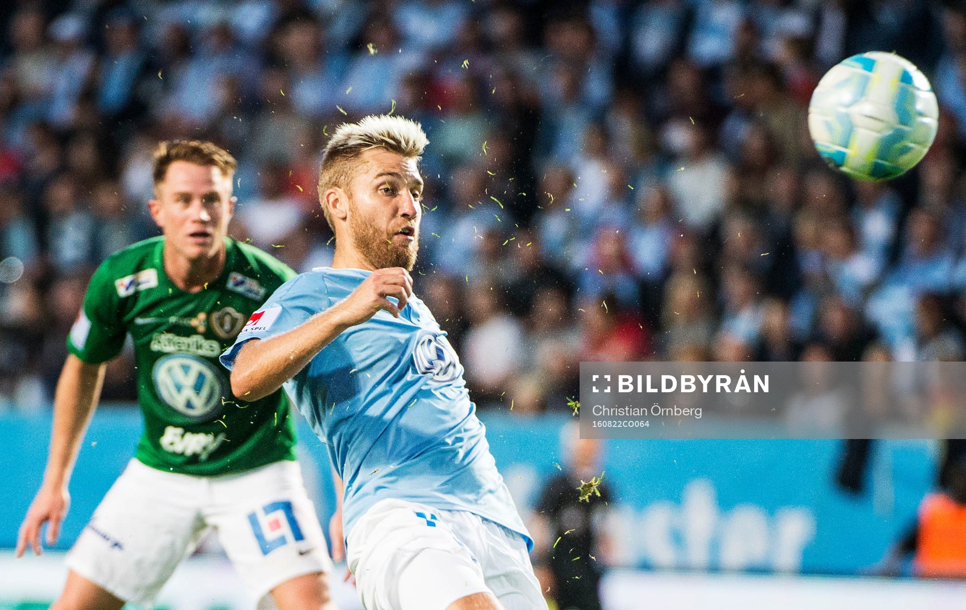 Malmö FFs Rasmus Bengtsson skjuter så att gräset yr