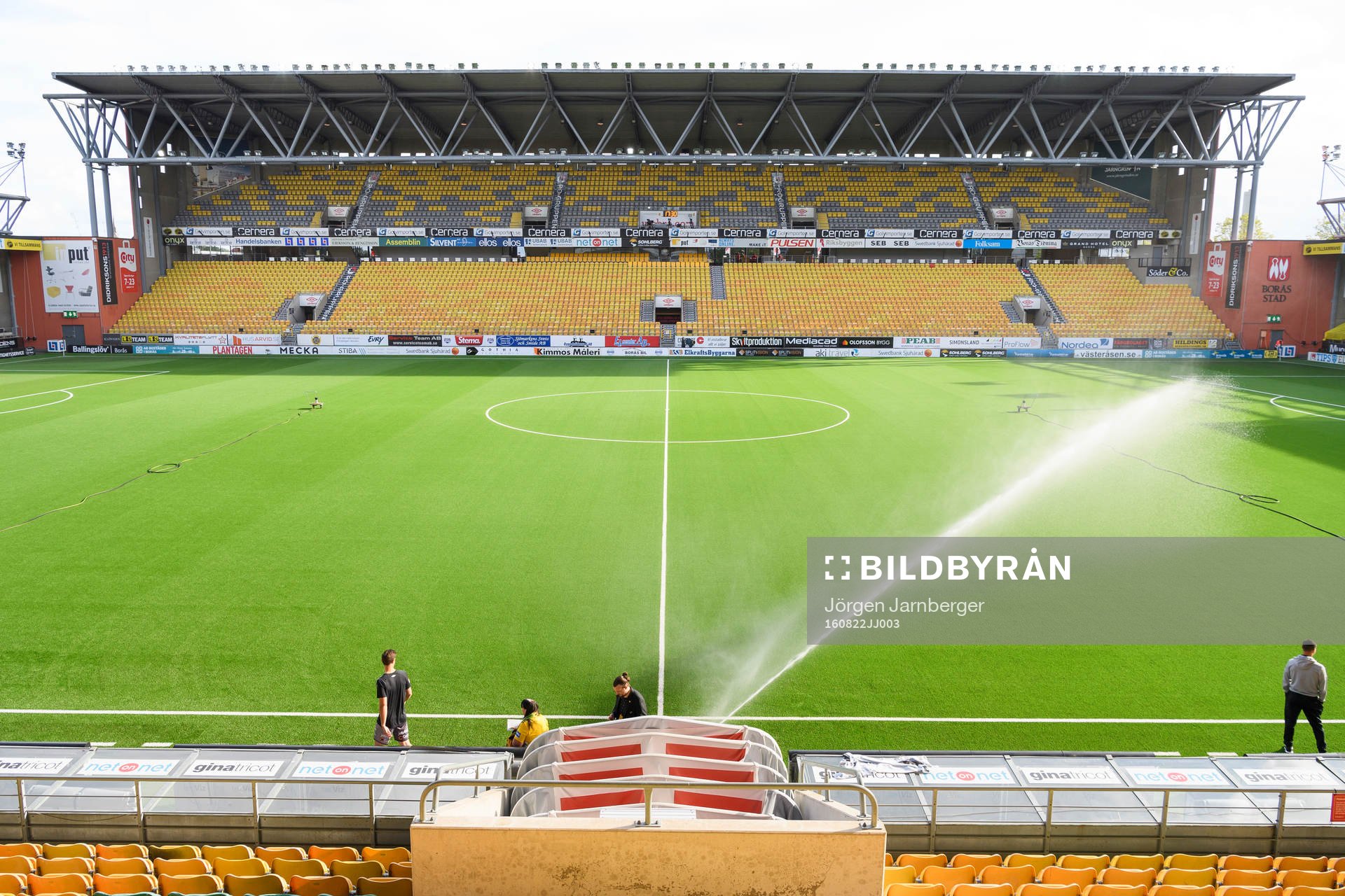 Borås arena och vattning innan fotbollsmatchen i